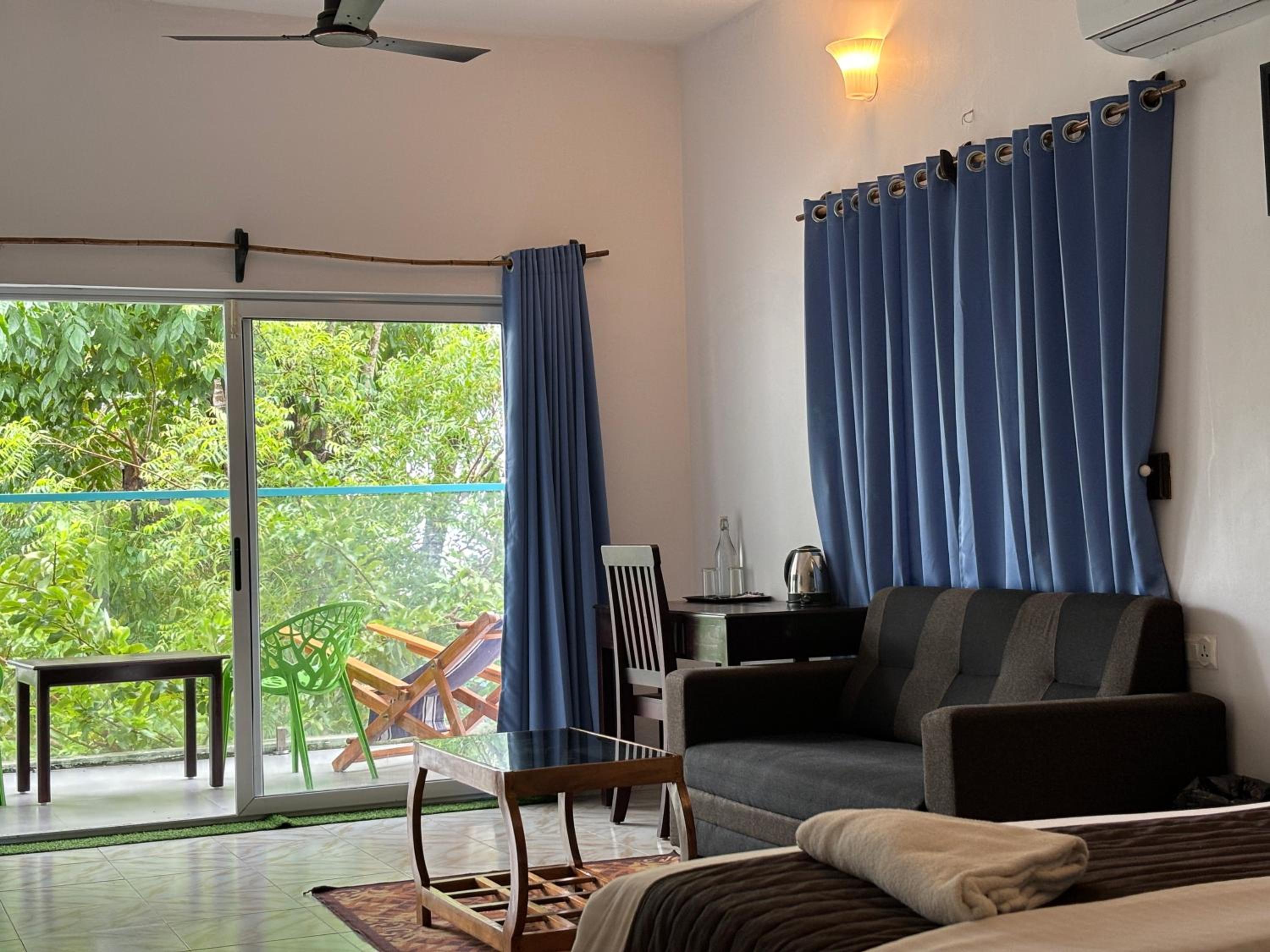Deluxe Double Room with Sea View - Photo 19