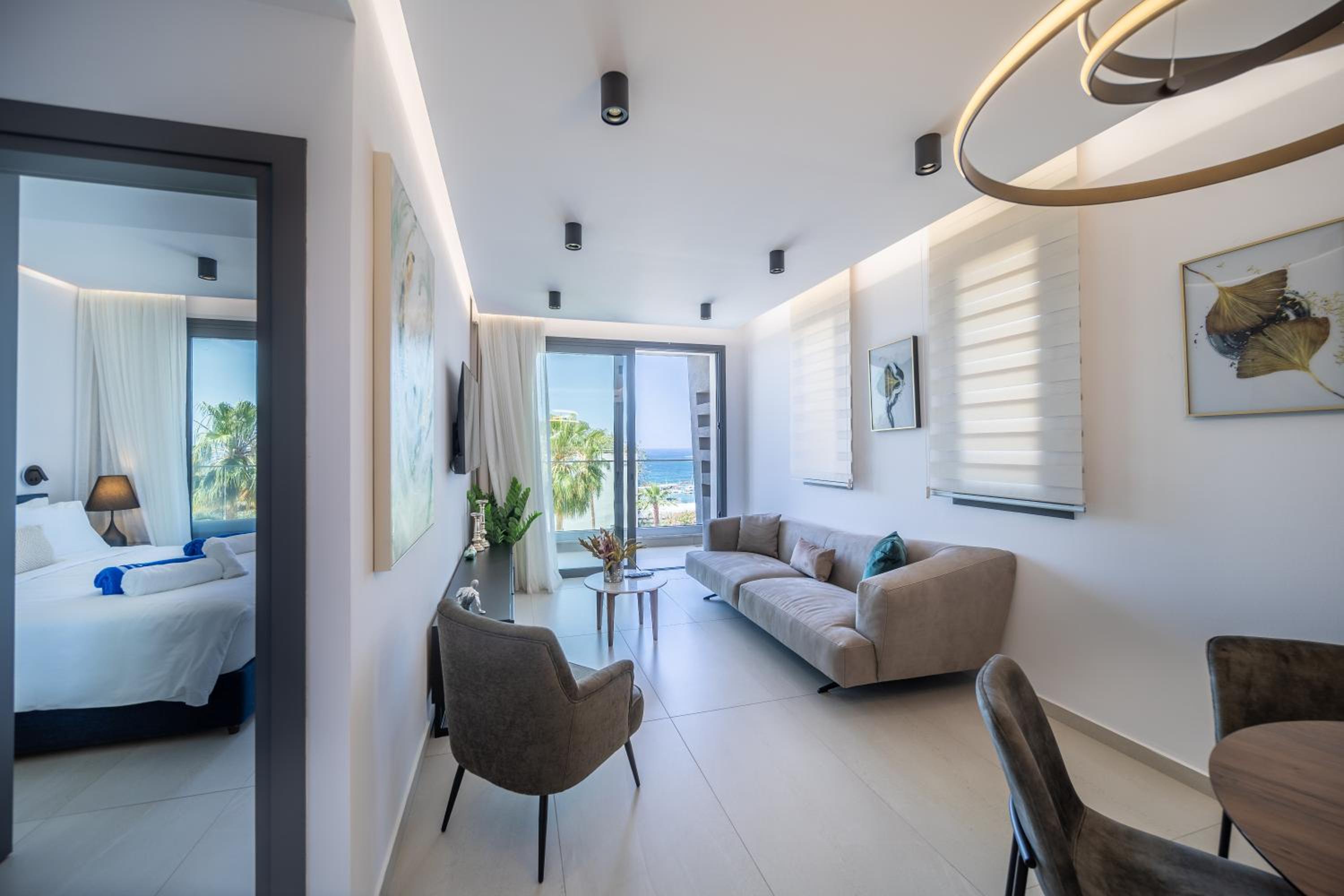 Executive Two-bedroom Apartment with Sea View photo 2