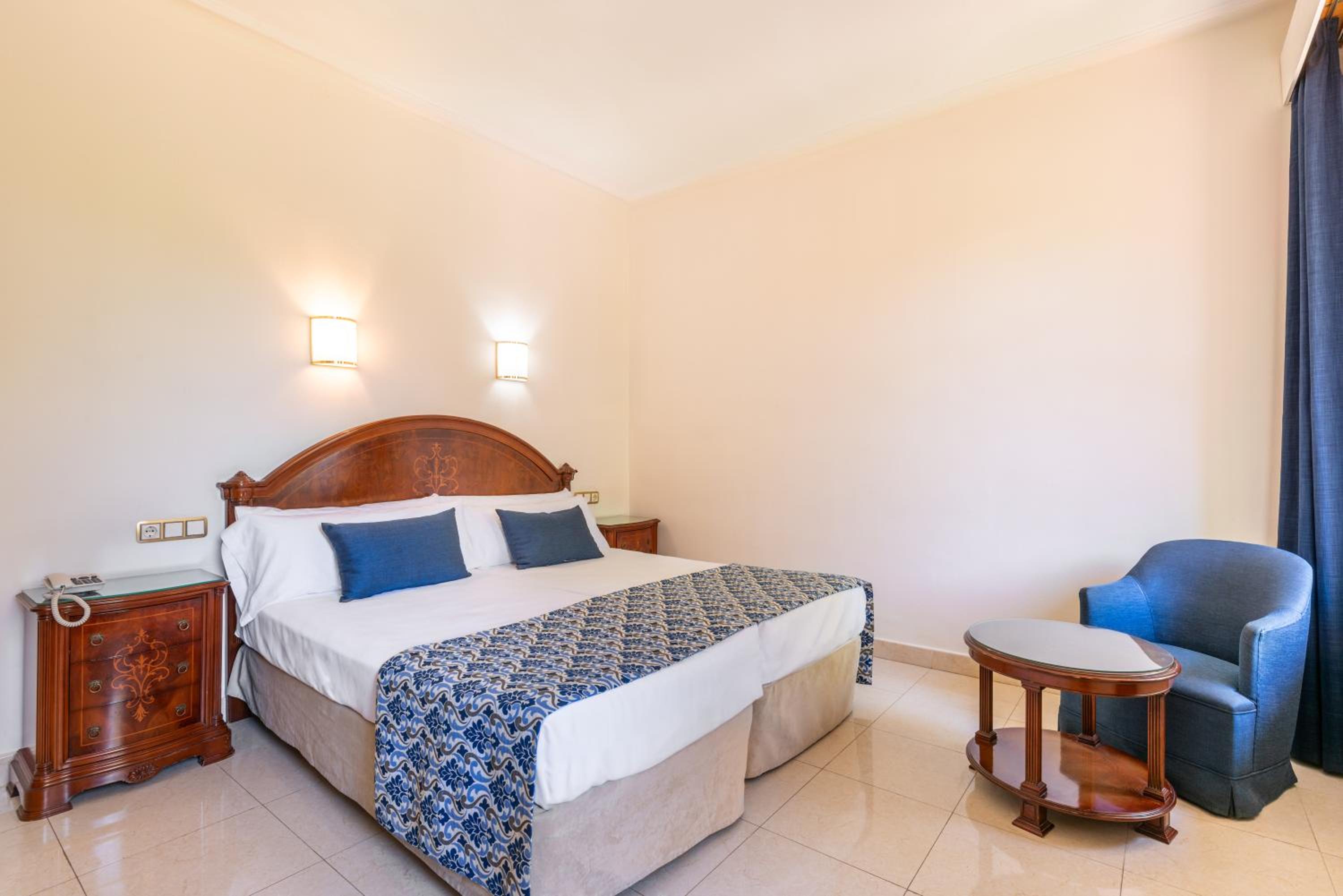 Double Room with Extra Bed (2 Adults + 1 Child) photo 2