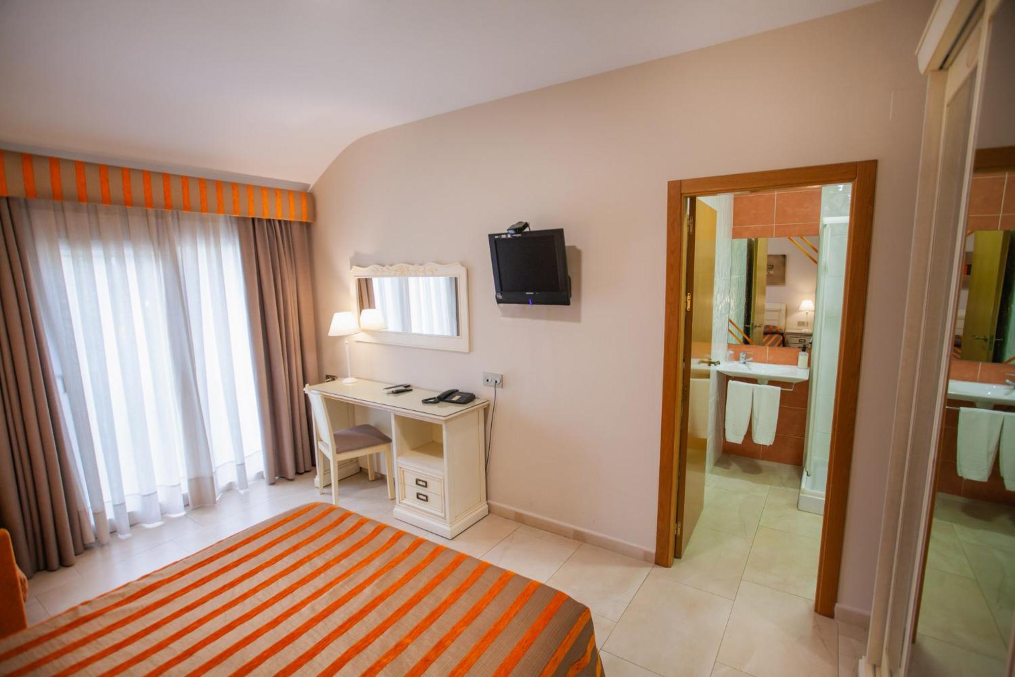 Deluxe Double Room (2 Adults + 1 Child) photo 3