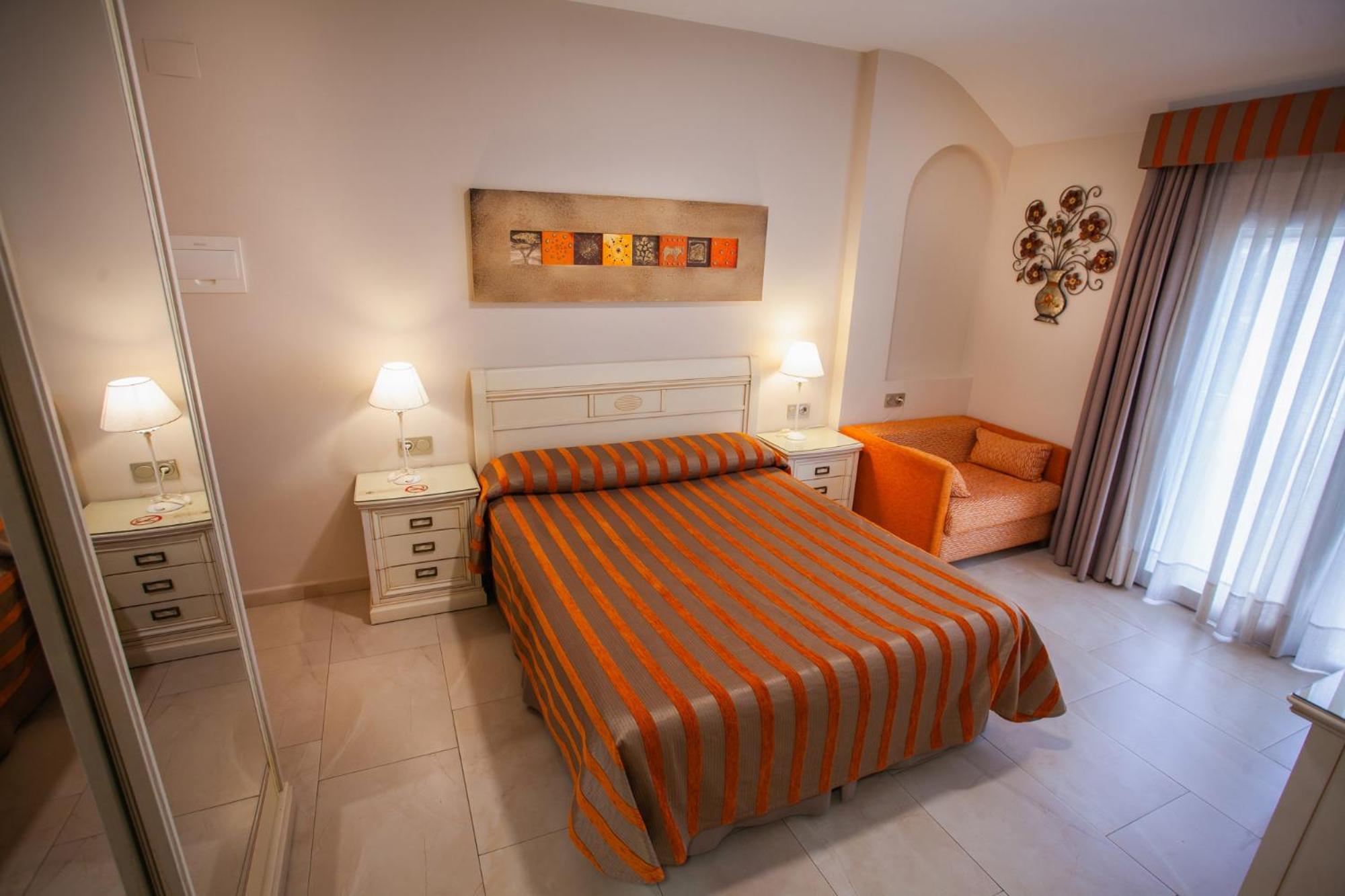 Deluxe Double Room (2 Adults + 1 Child) photo 2