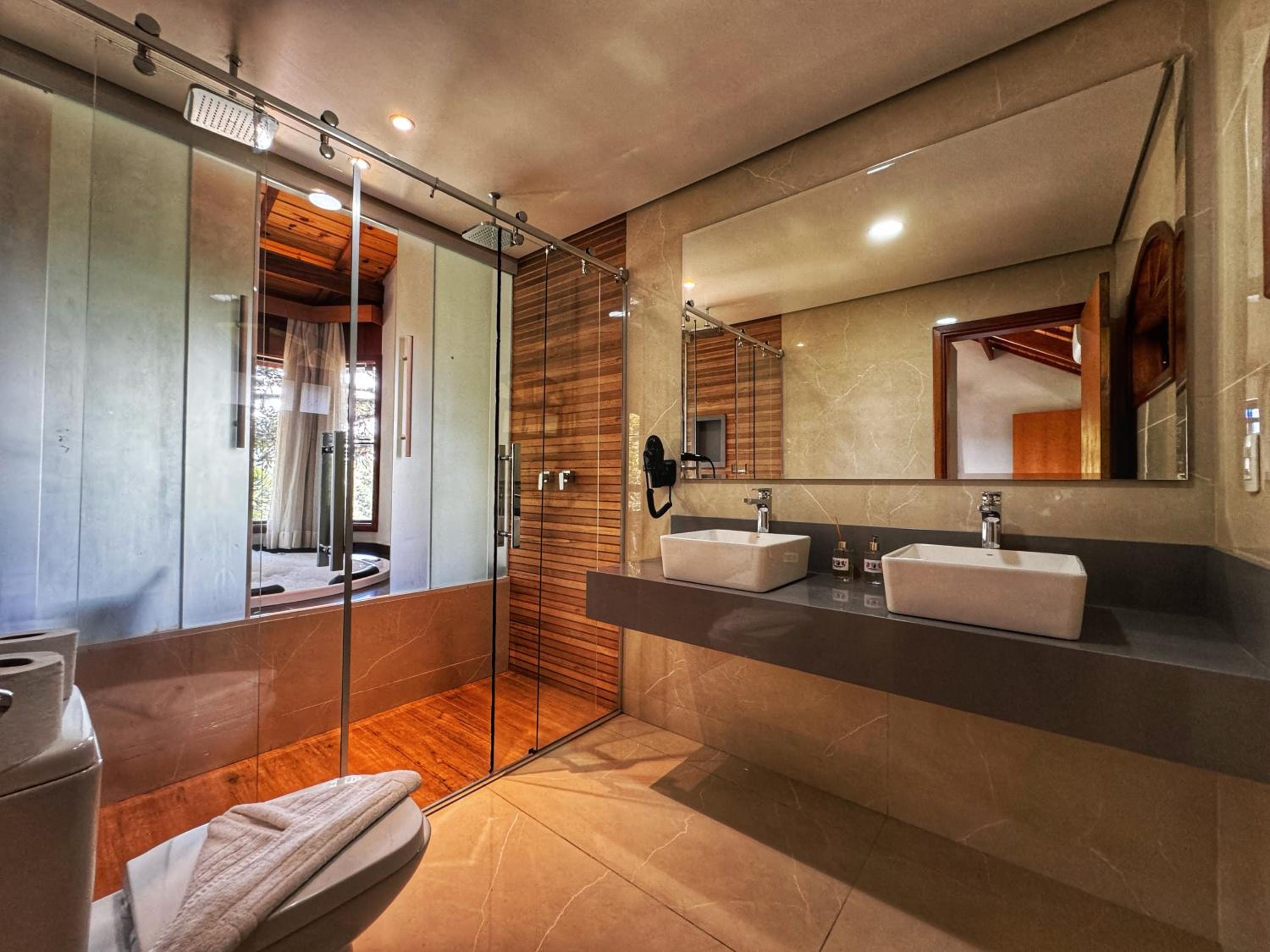 Deluxe Suite with Spa Bath