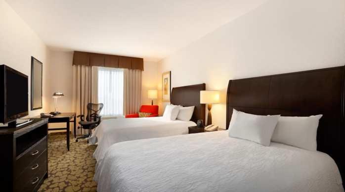 Queen Room with Two Queen Beds - Photo 4
