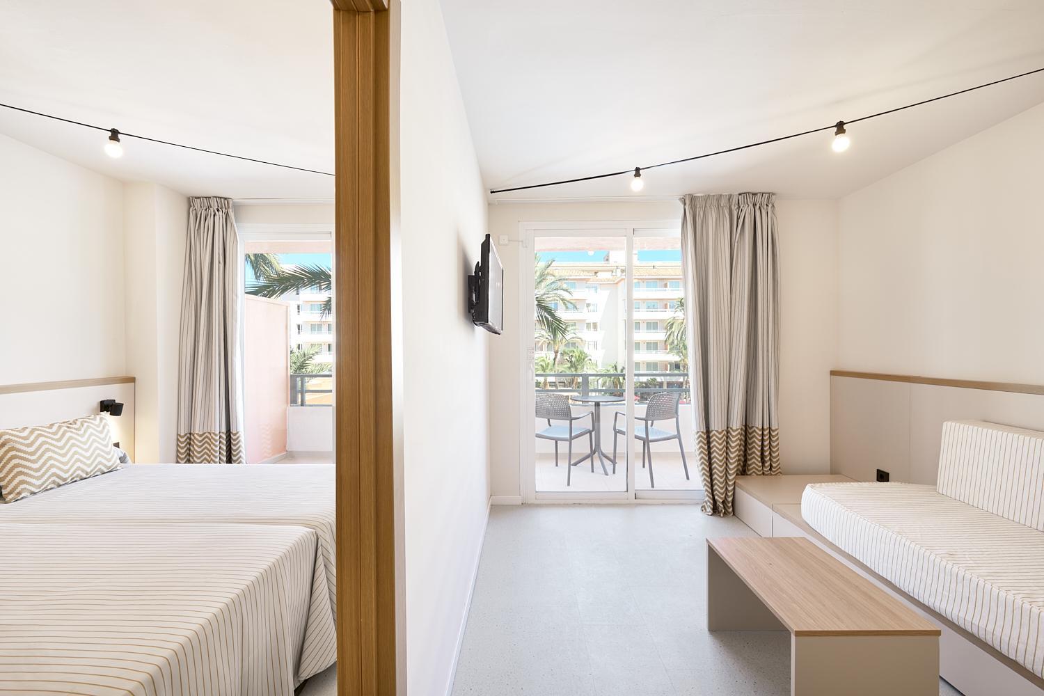 Suite with Pool View (2 Adults + 1 Child) with Unlimited Brunch thumbnail 5