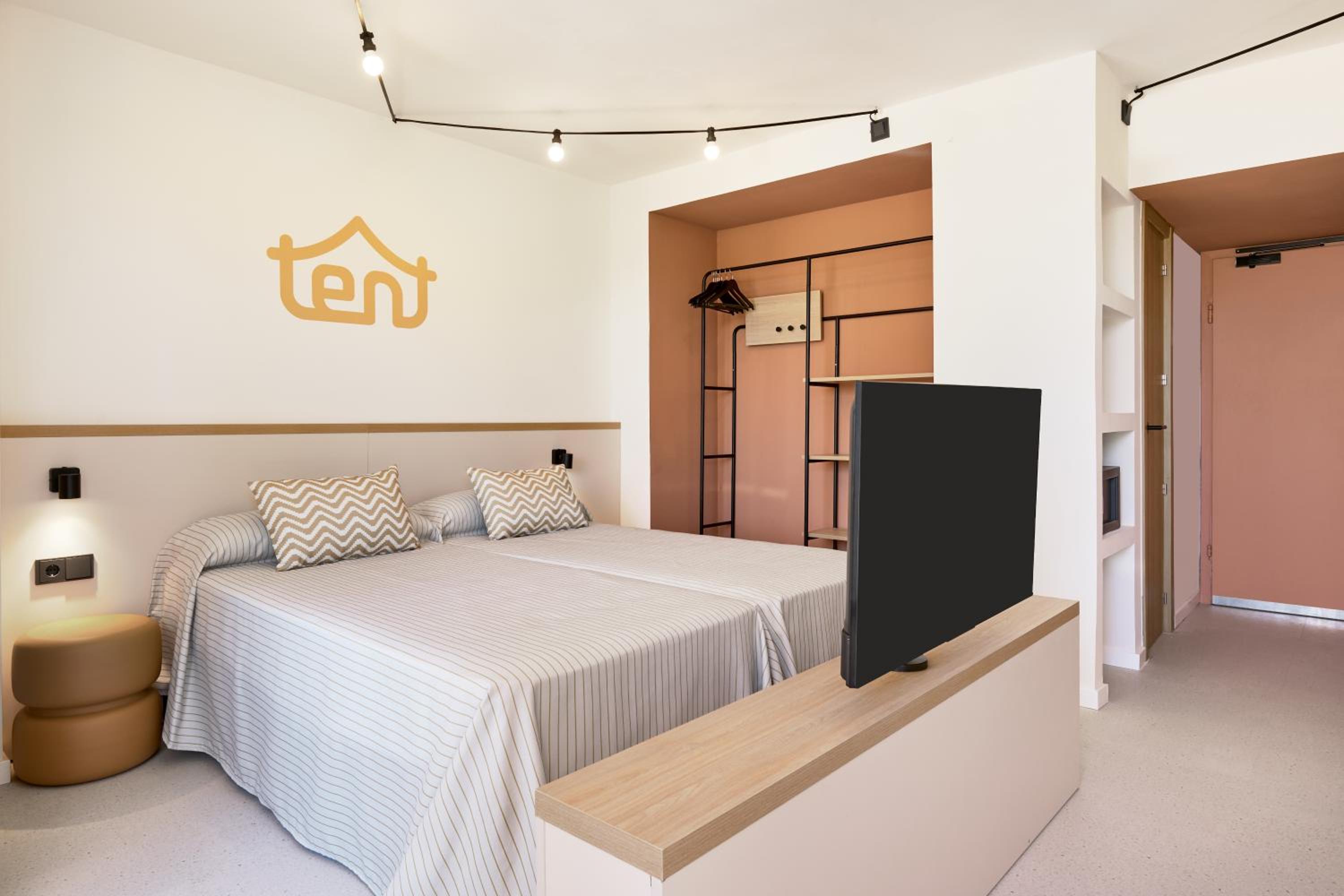 Loft Room with Pool View (2 Adults) with Unlimited Brunch thumbnail 6