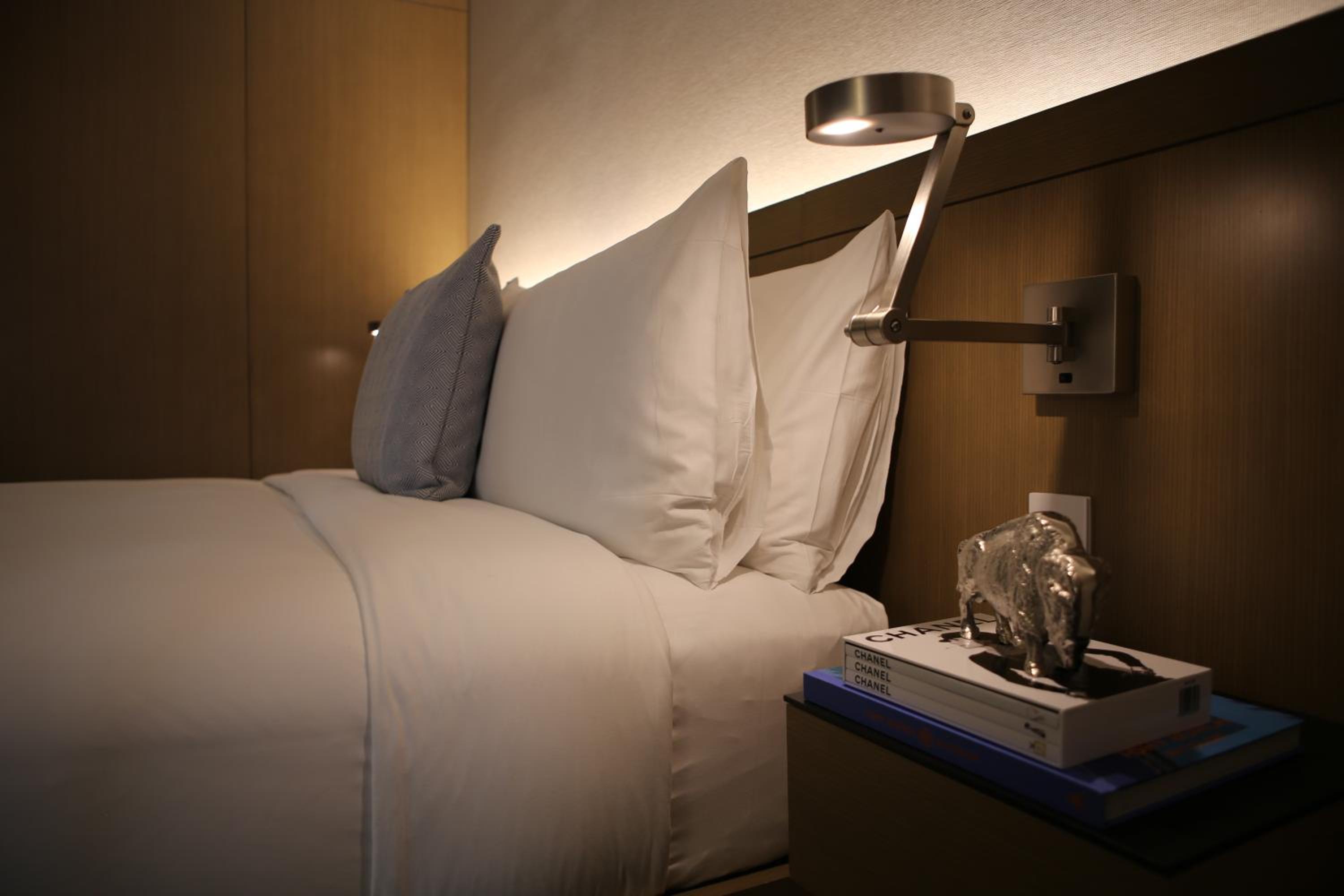 Deluxe Room with One King Bed thumbnail 5