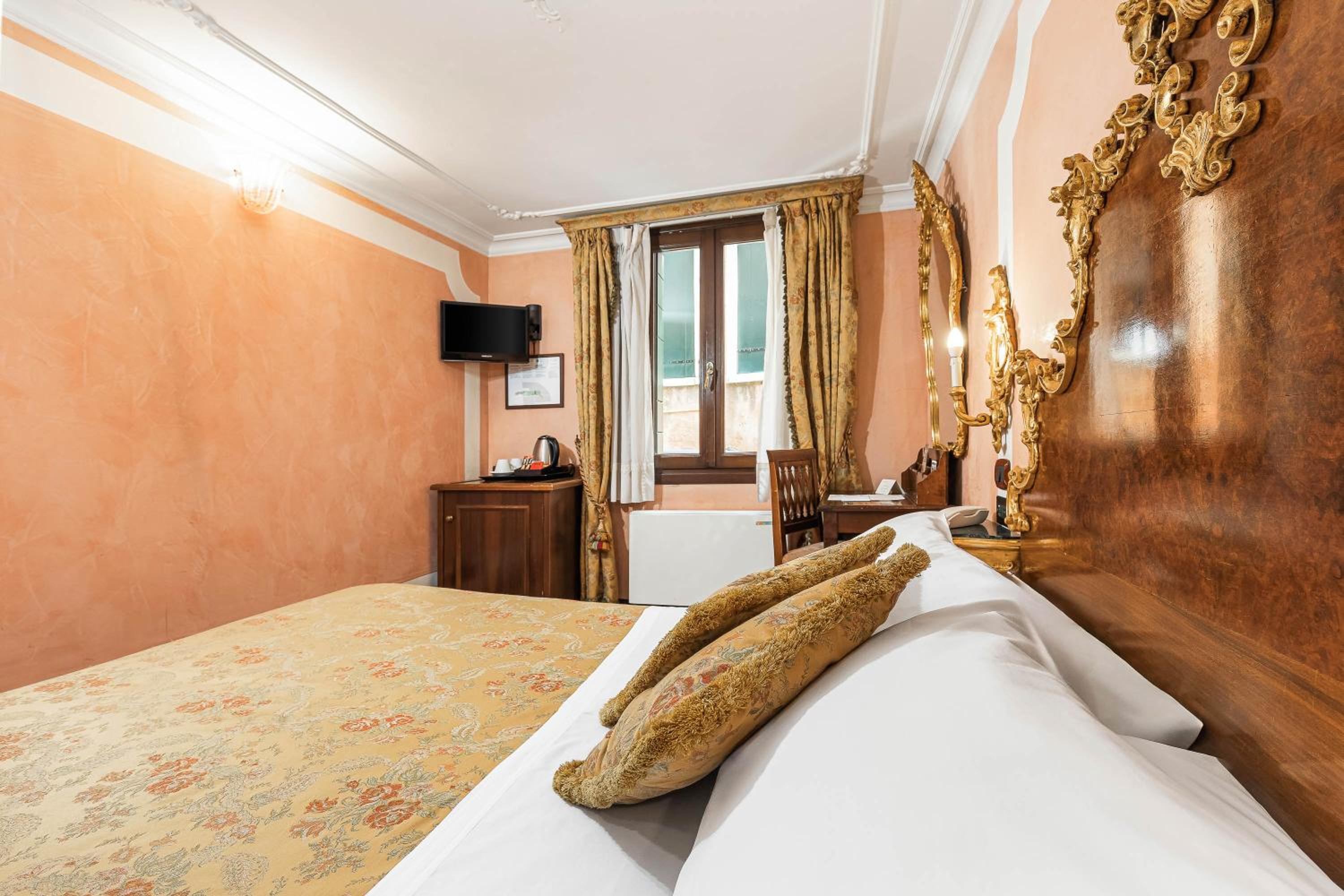 Classic Double or Twin Room photo 3