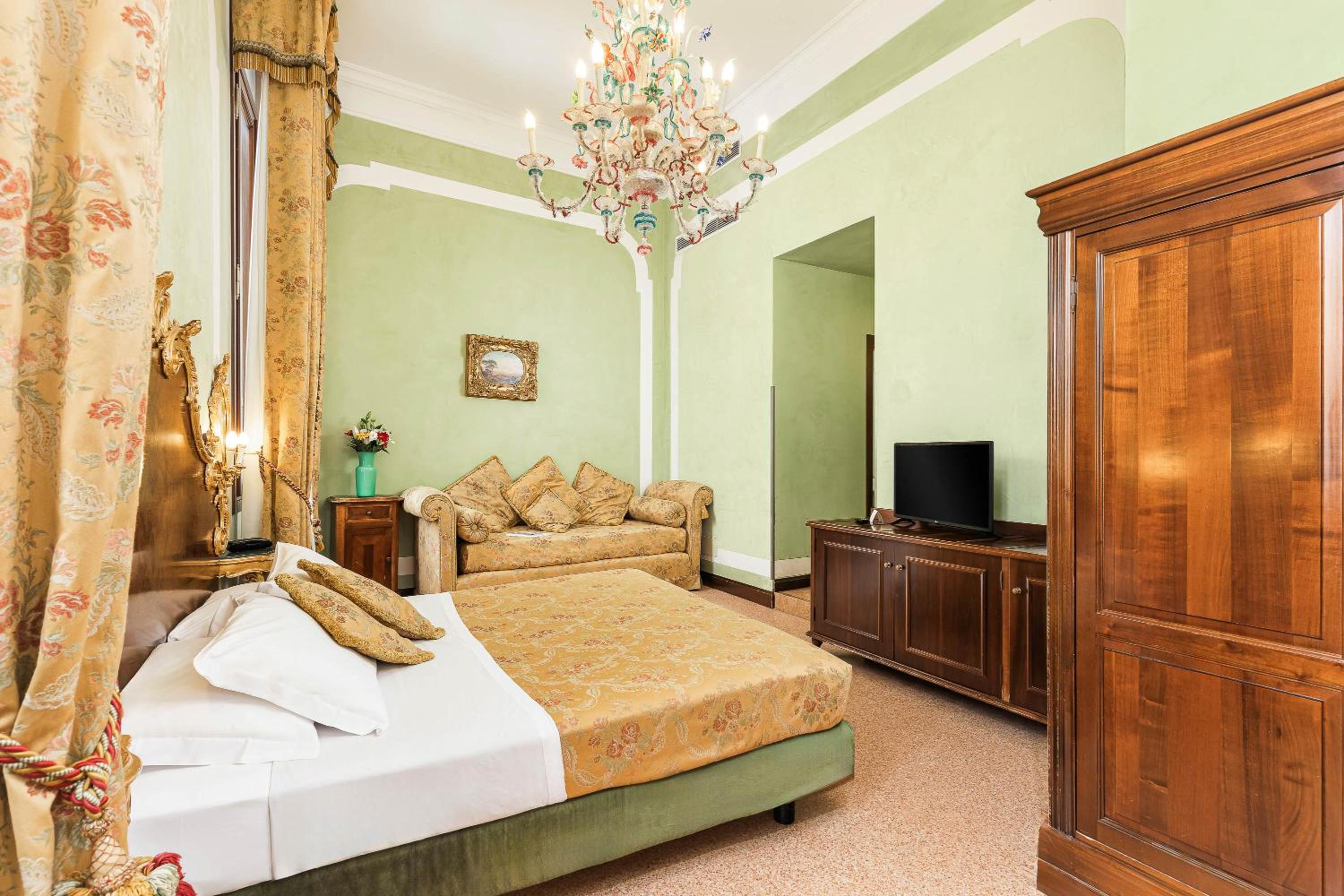 Luxury Double or Twin Room with Canal View photo 2
