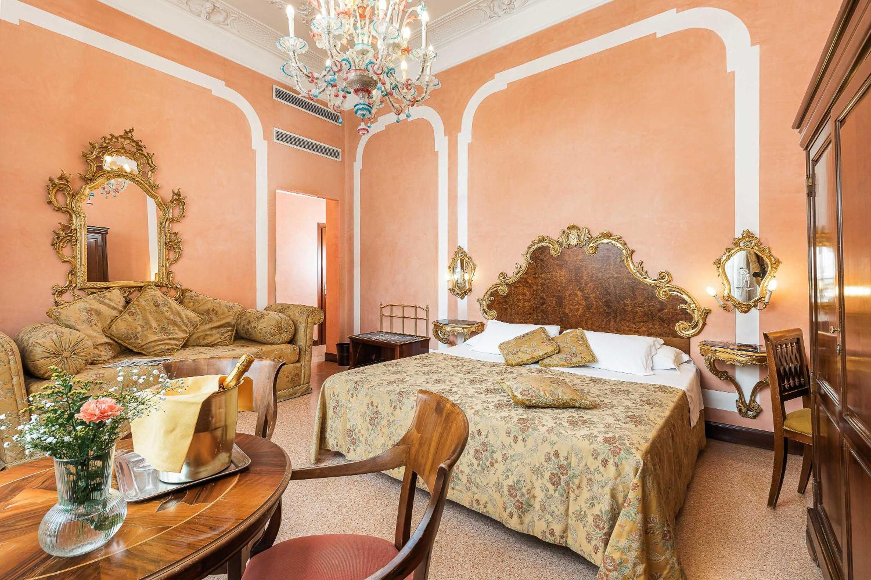 Luxury Double or Twin Room with Balcony and Canal View  photo 2