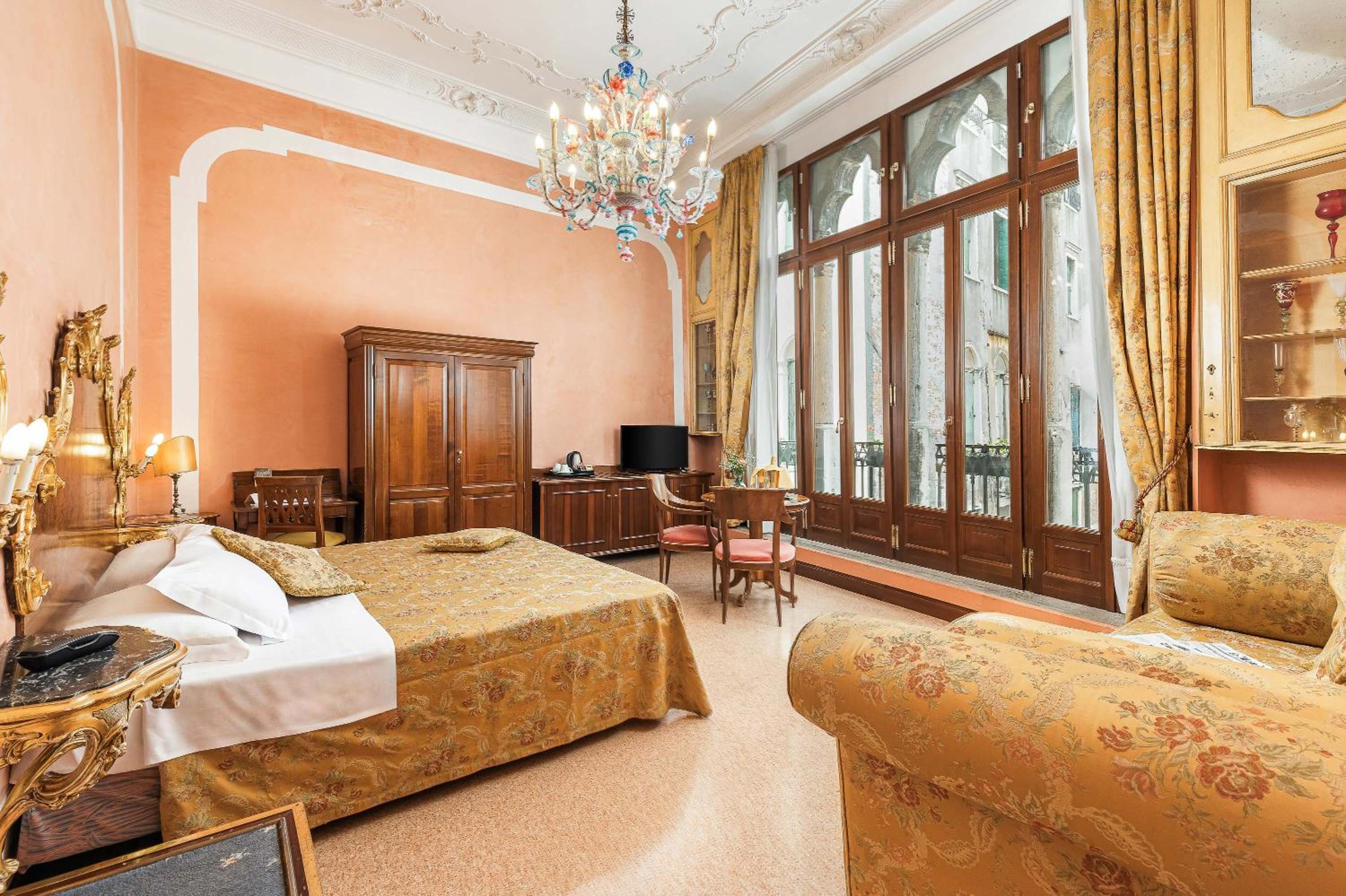 Luxury Double or Twin Room with Balcony and Canal View  photo 1