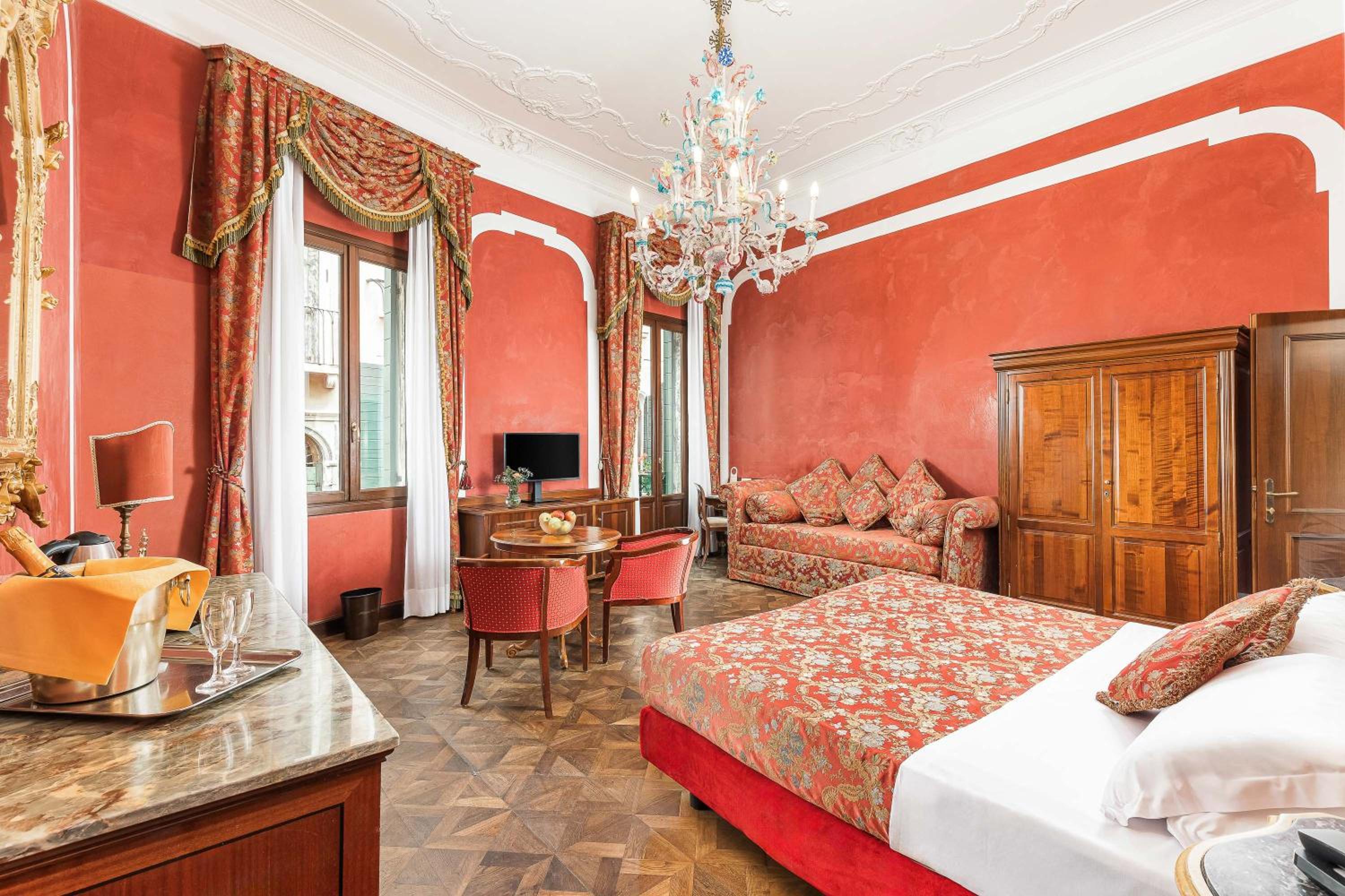 Luxury Double or Twin Room with Balcony and Canal View  photo 3