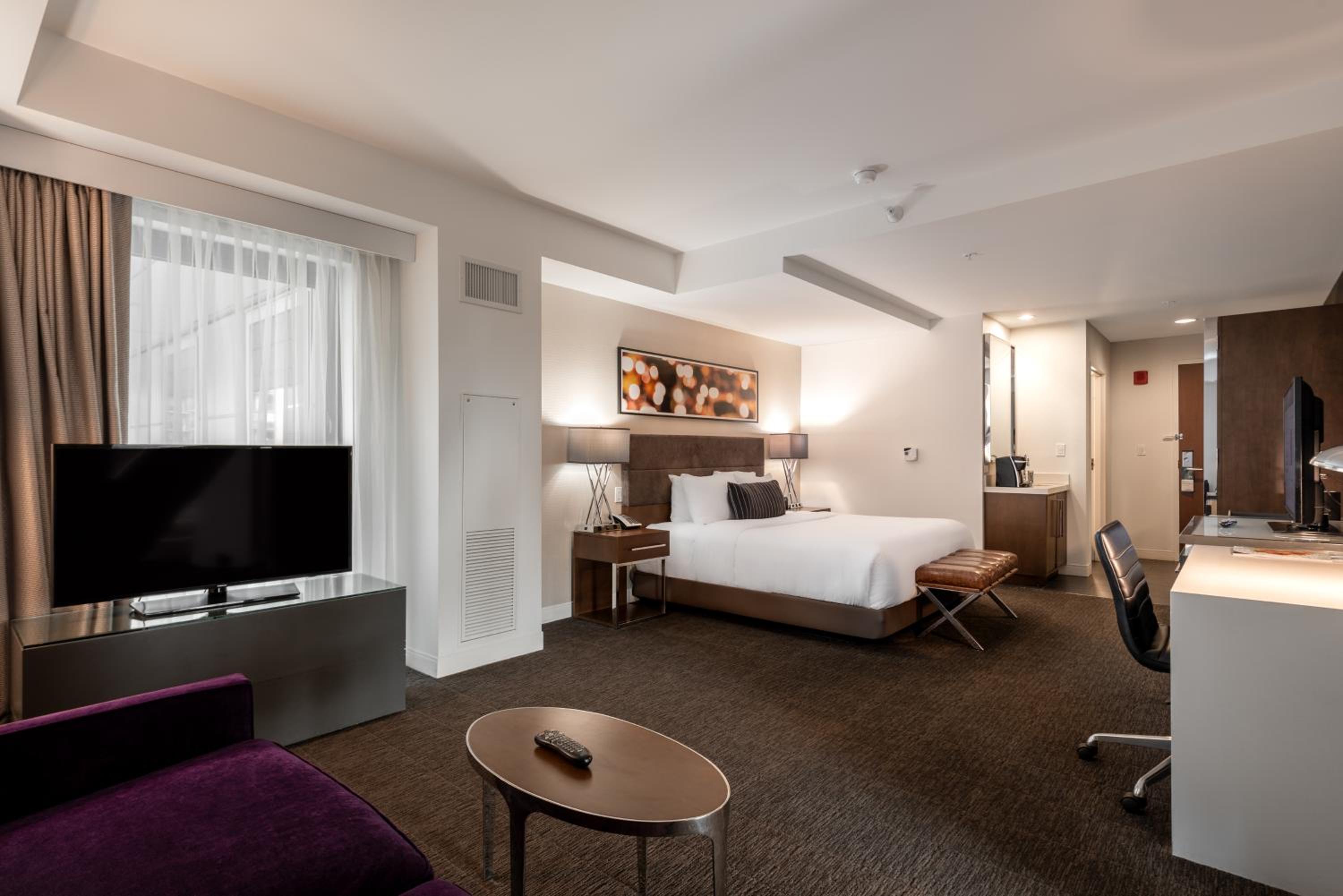 Executive King Room thumbnail 6