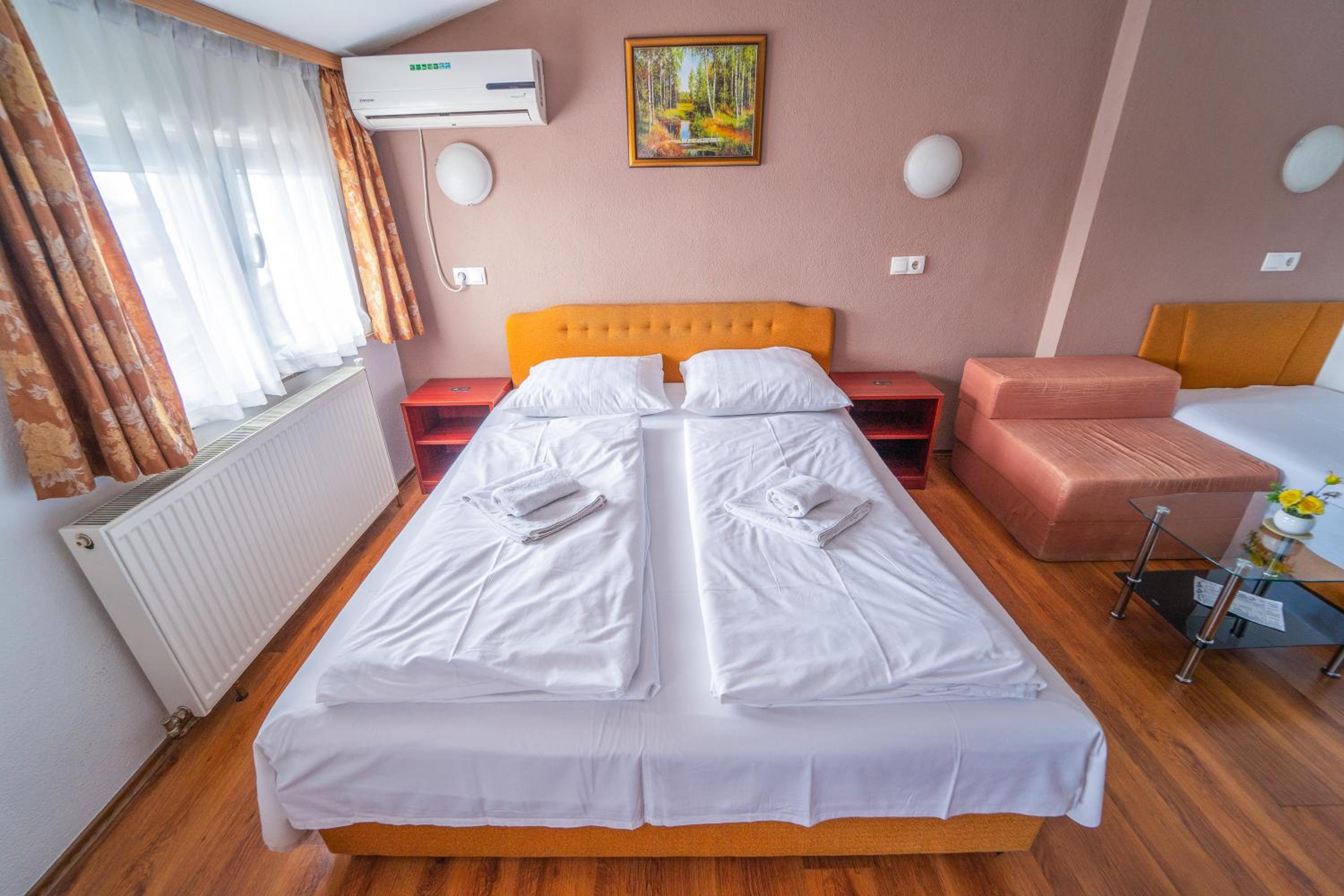 Quadruple Room with Private Bathroom photo 1