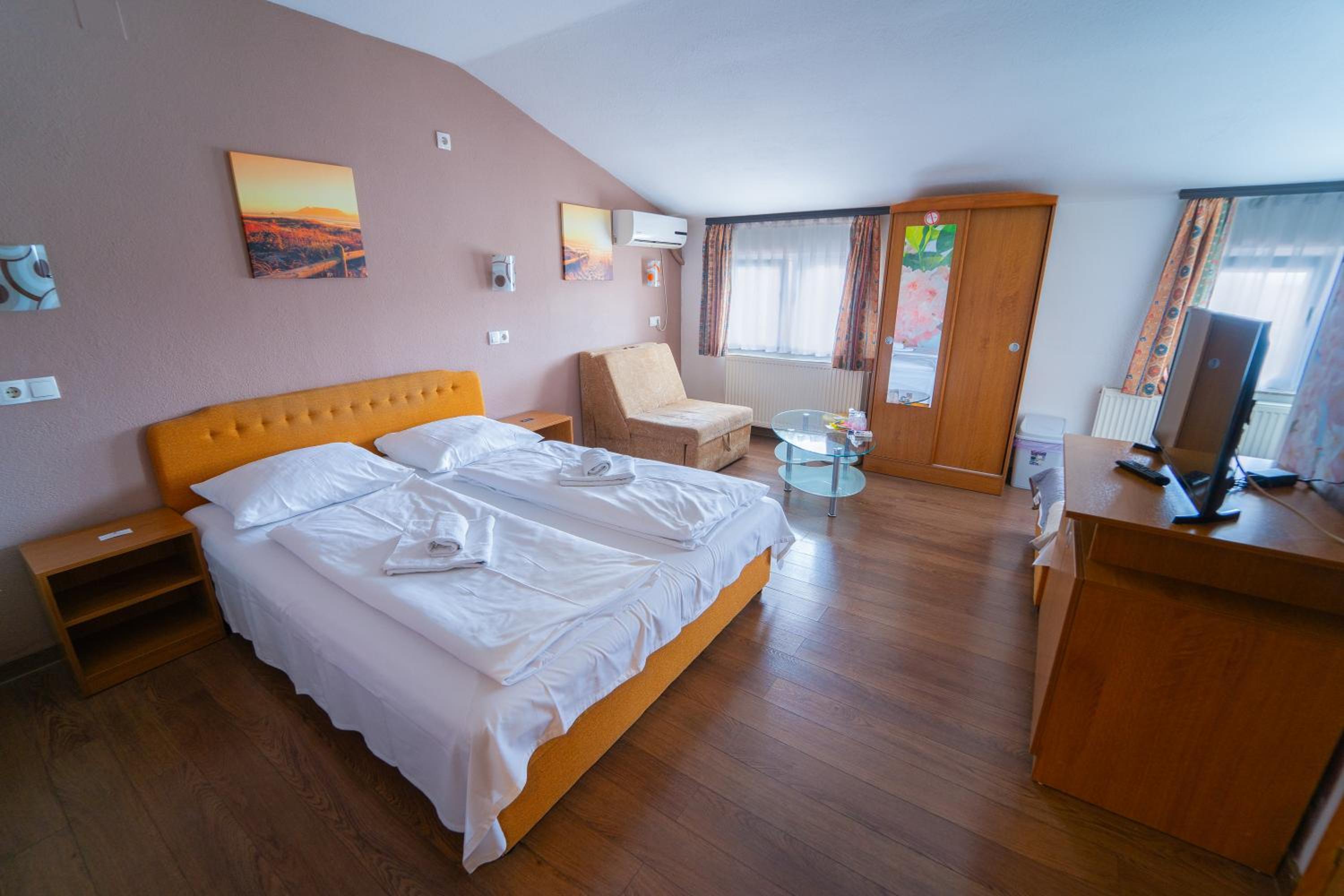 Quadruple Room with Private Bathroom photo 3