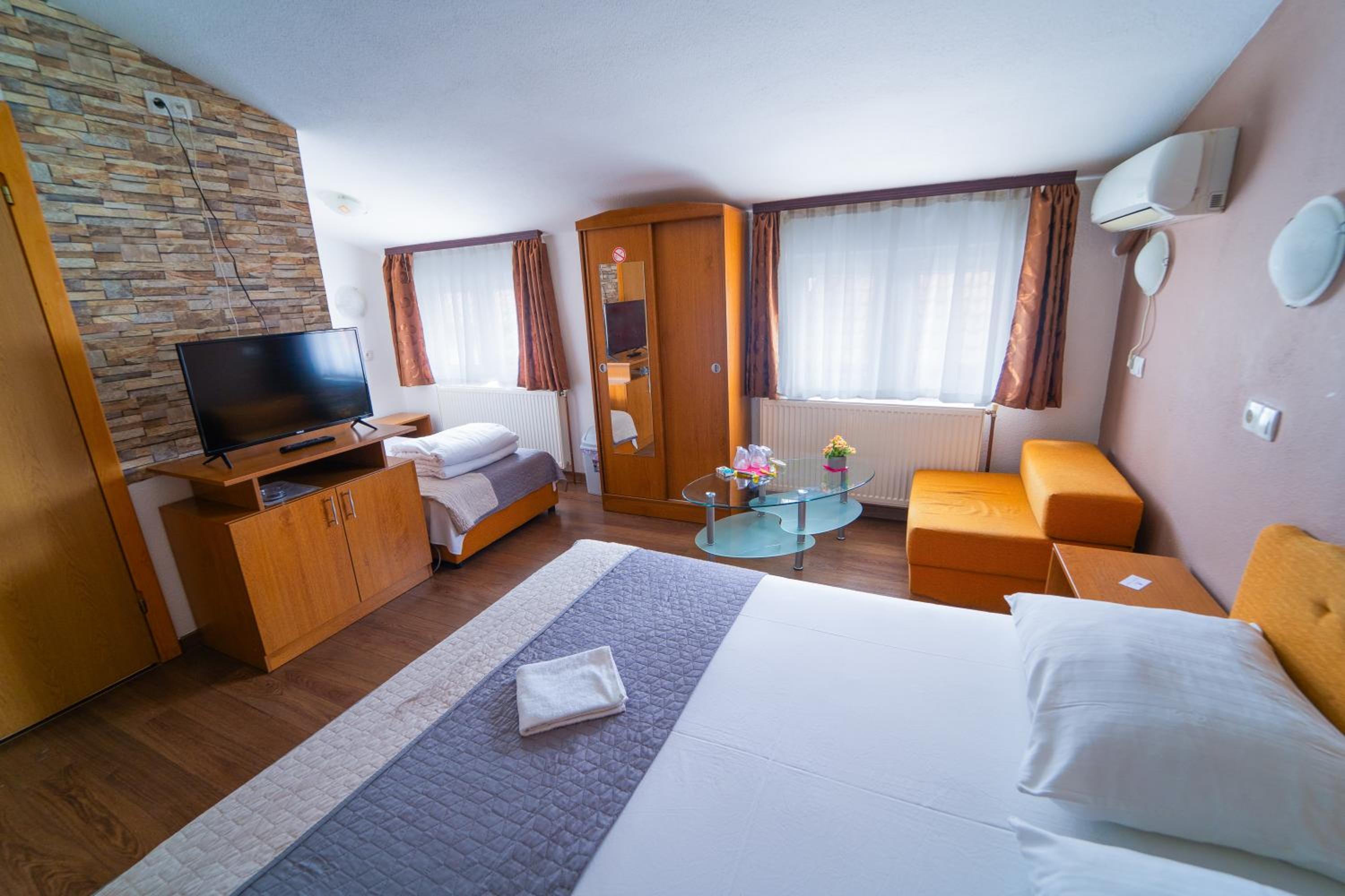 Quadruple Room with Private Bathroom photo 3