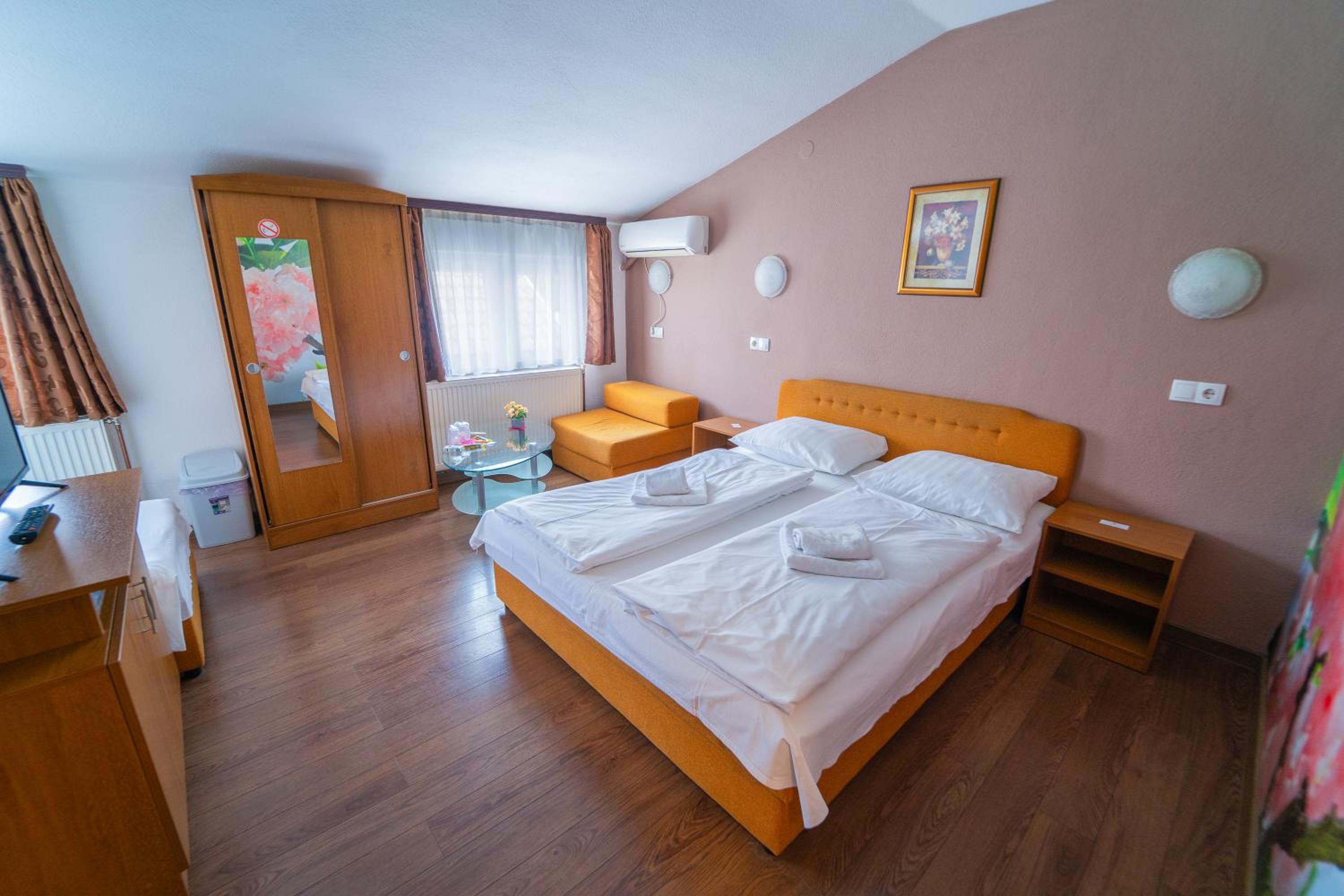 Quadruple Room with Private Bathroom photo 2