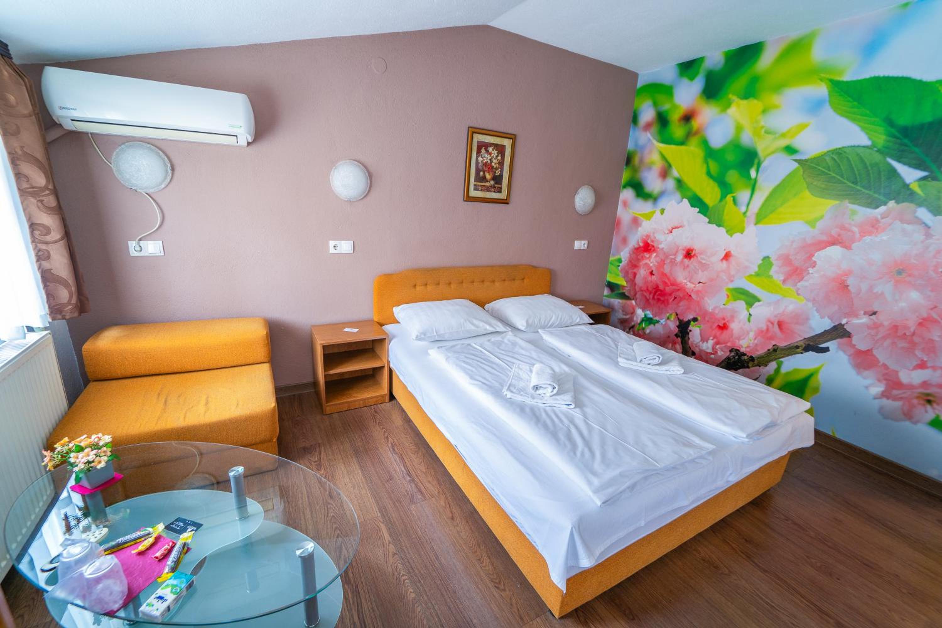 Quadruple Room with Private Bathroom photo 1