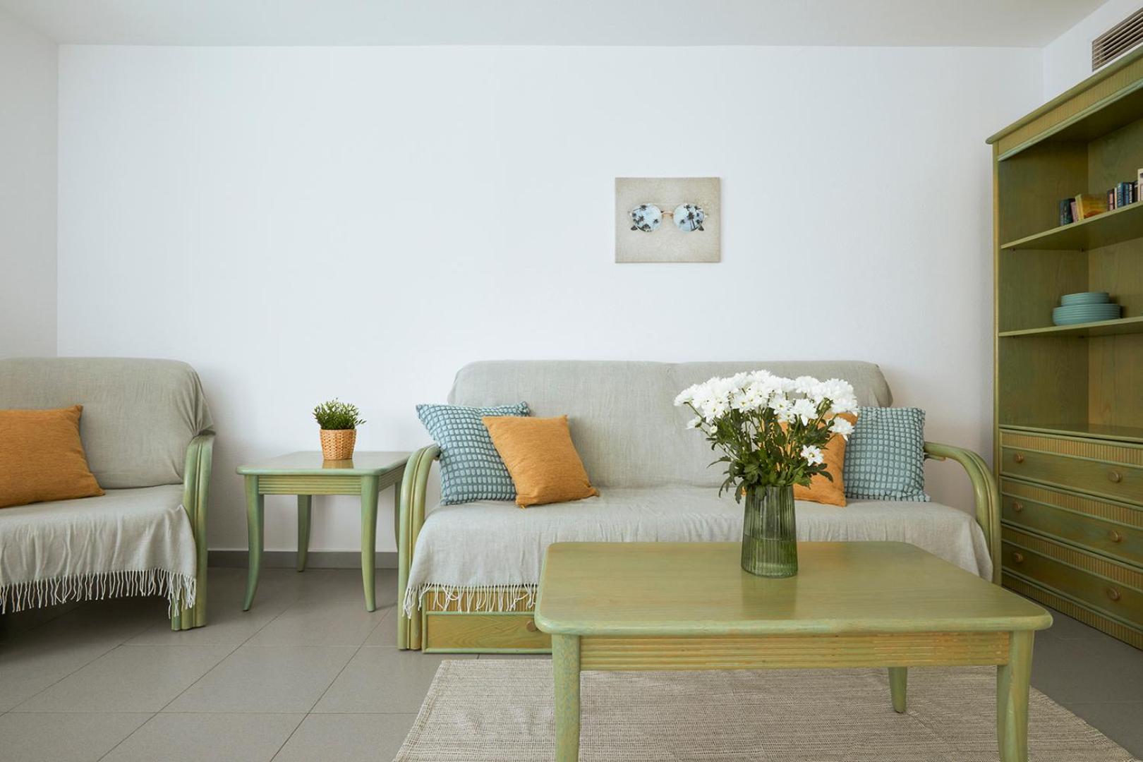 Apartamento de dos habitaciones con terraza y vista al mar