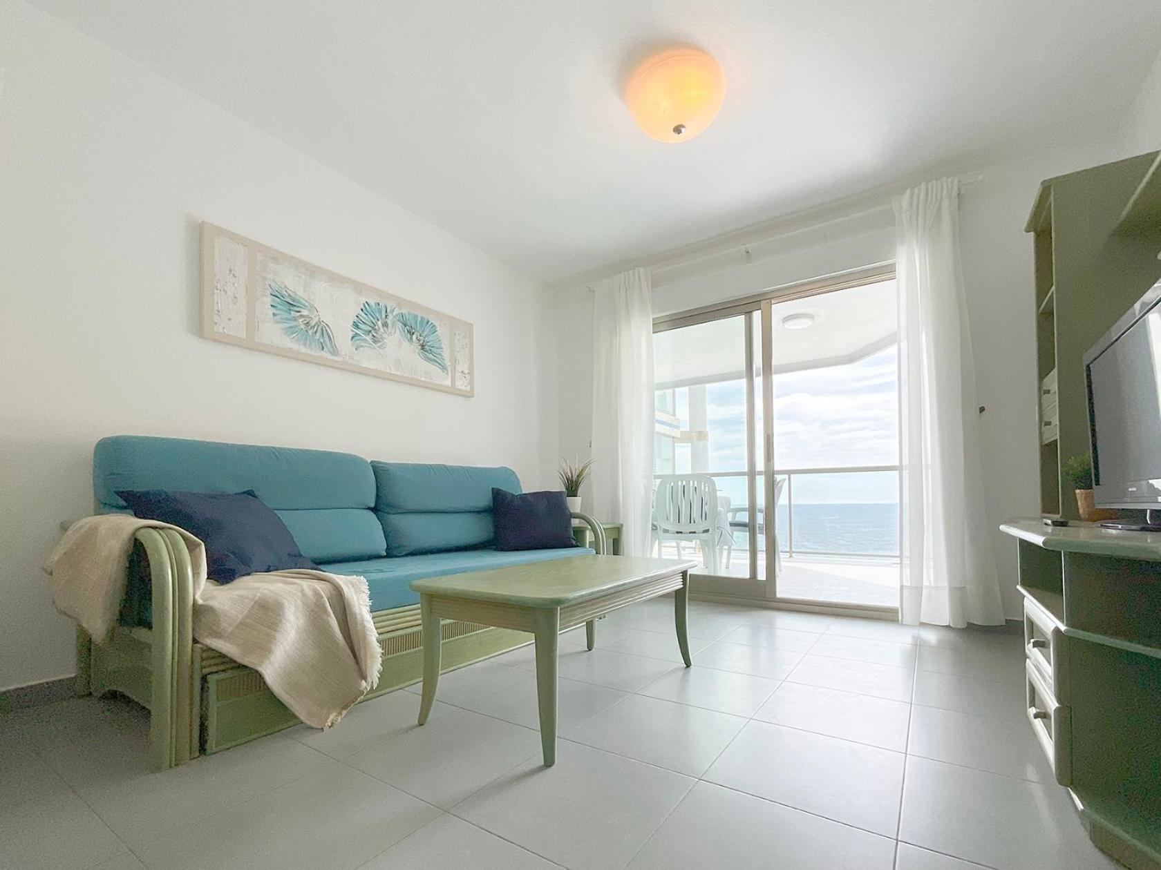 Apartamento de dos habitaciones con terraza y vista al mar