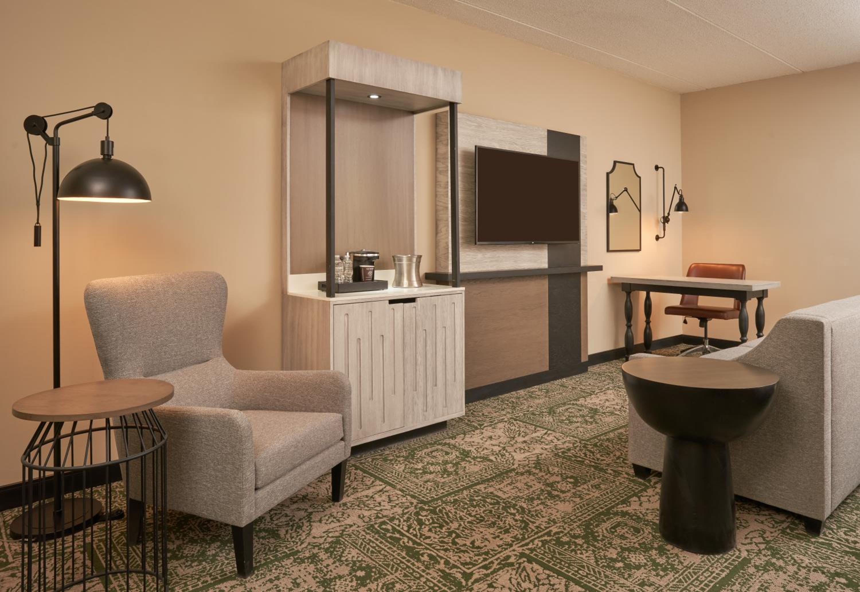 Junior King Suite with Seating Area - Photo 5