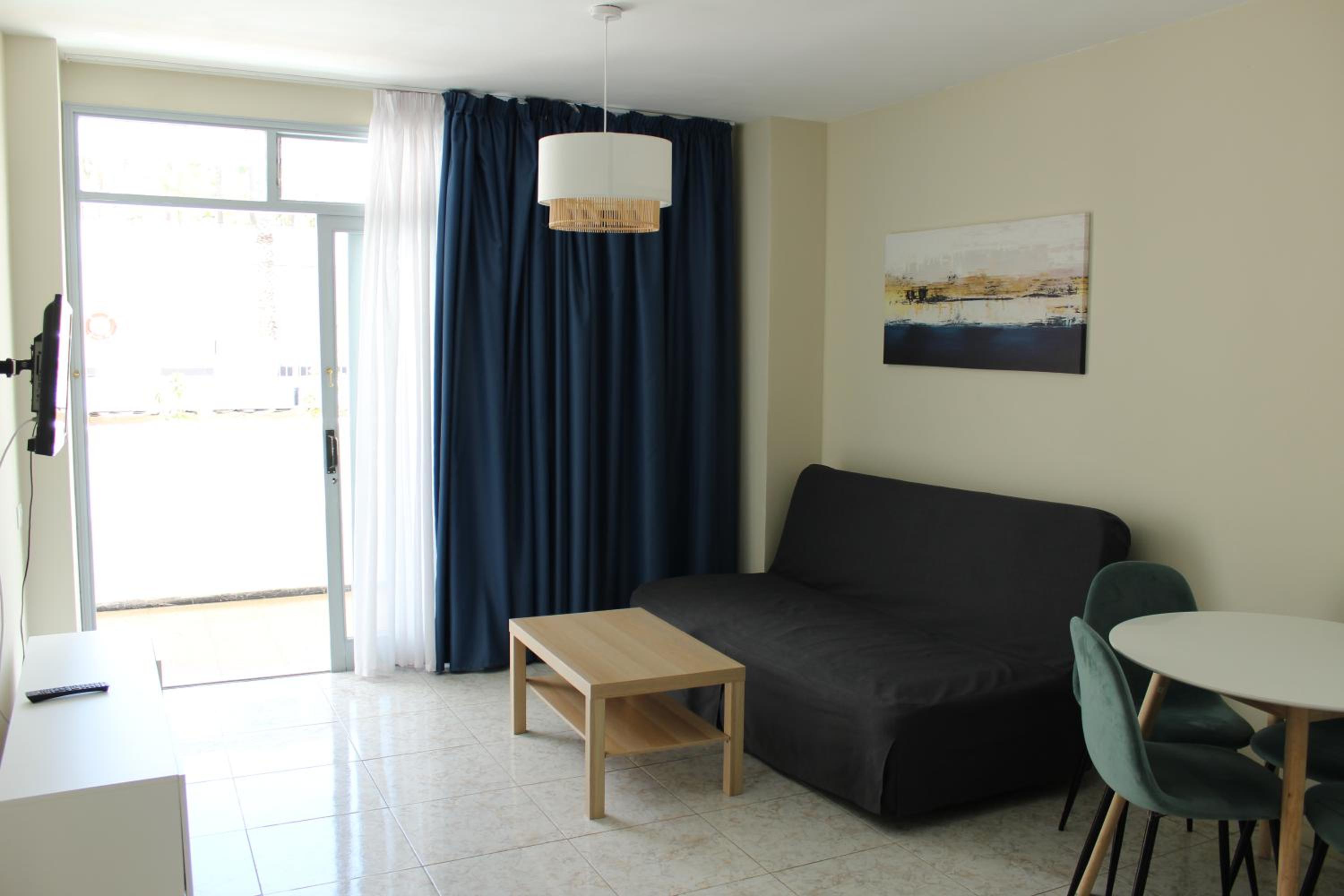 Apartamento de Dos Habitaciones con Terraza