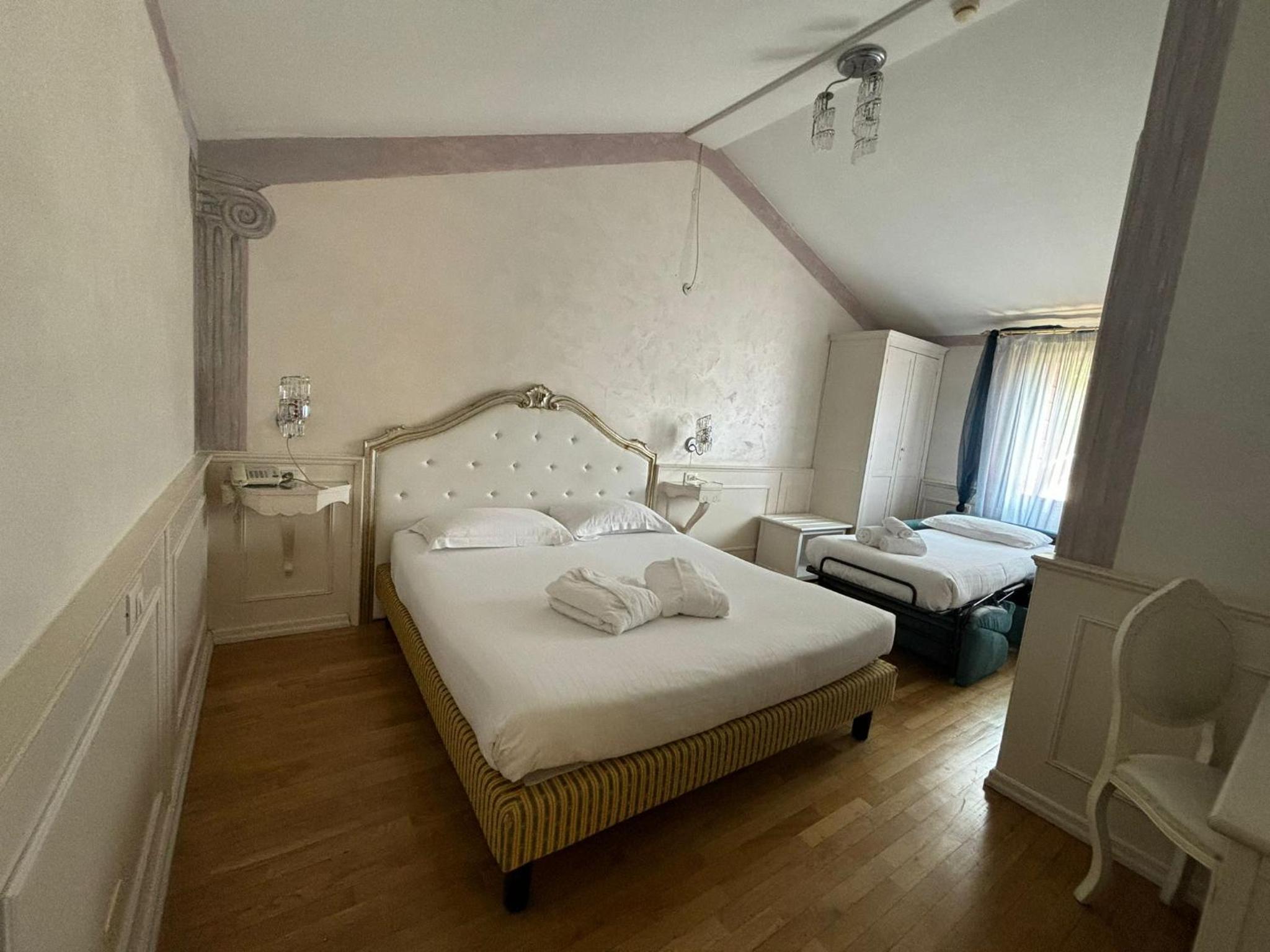 Junior Suite with Extra Bed - Photo 5