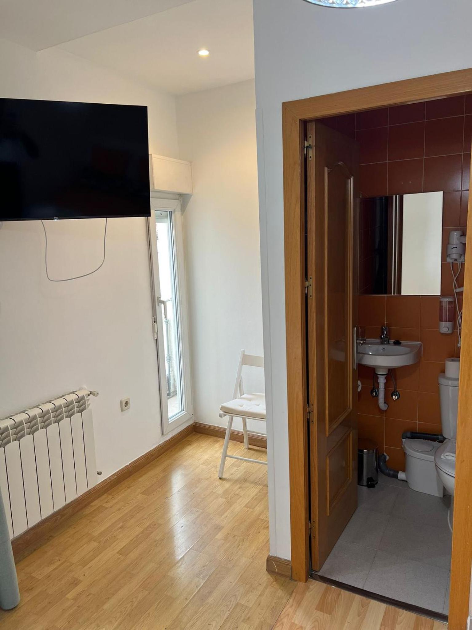 Double Room with Private Bathroom - Photo 4