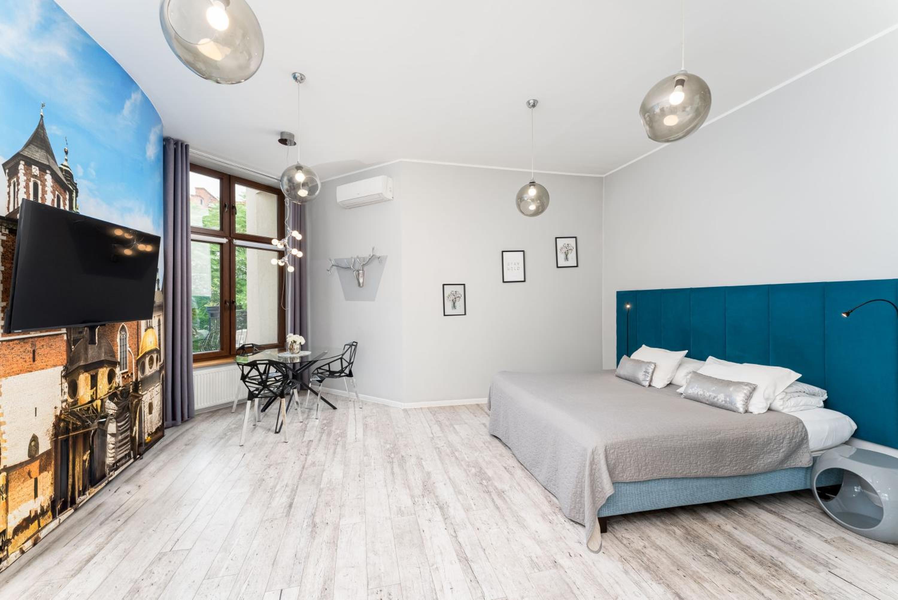 Deluxe Suite | King-size bed | A/C photo 1