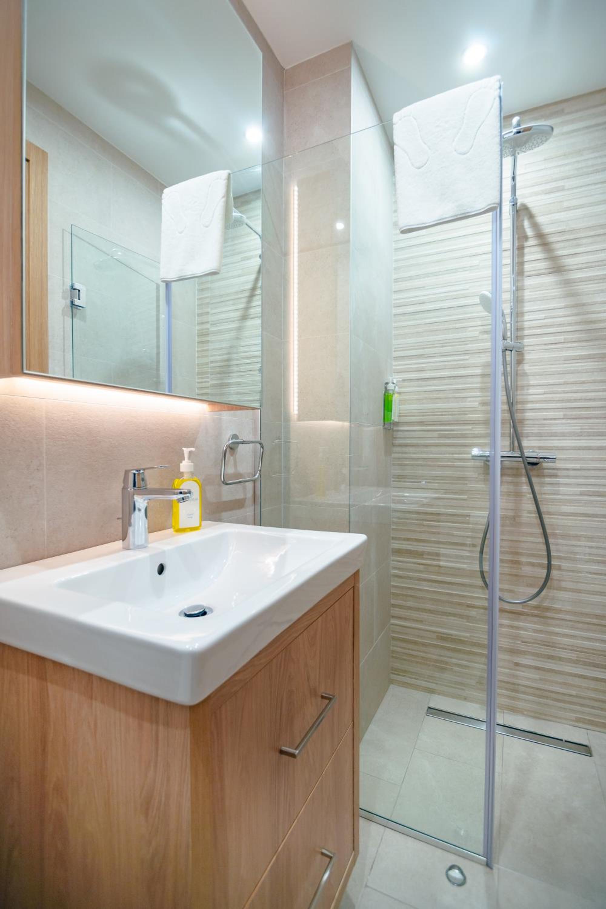 Deluxe Suite With Sea View - Photo 2