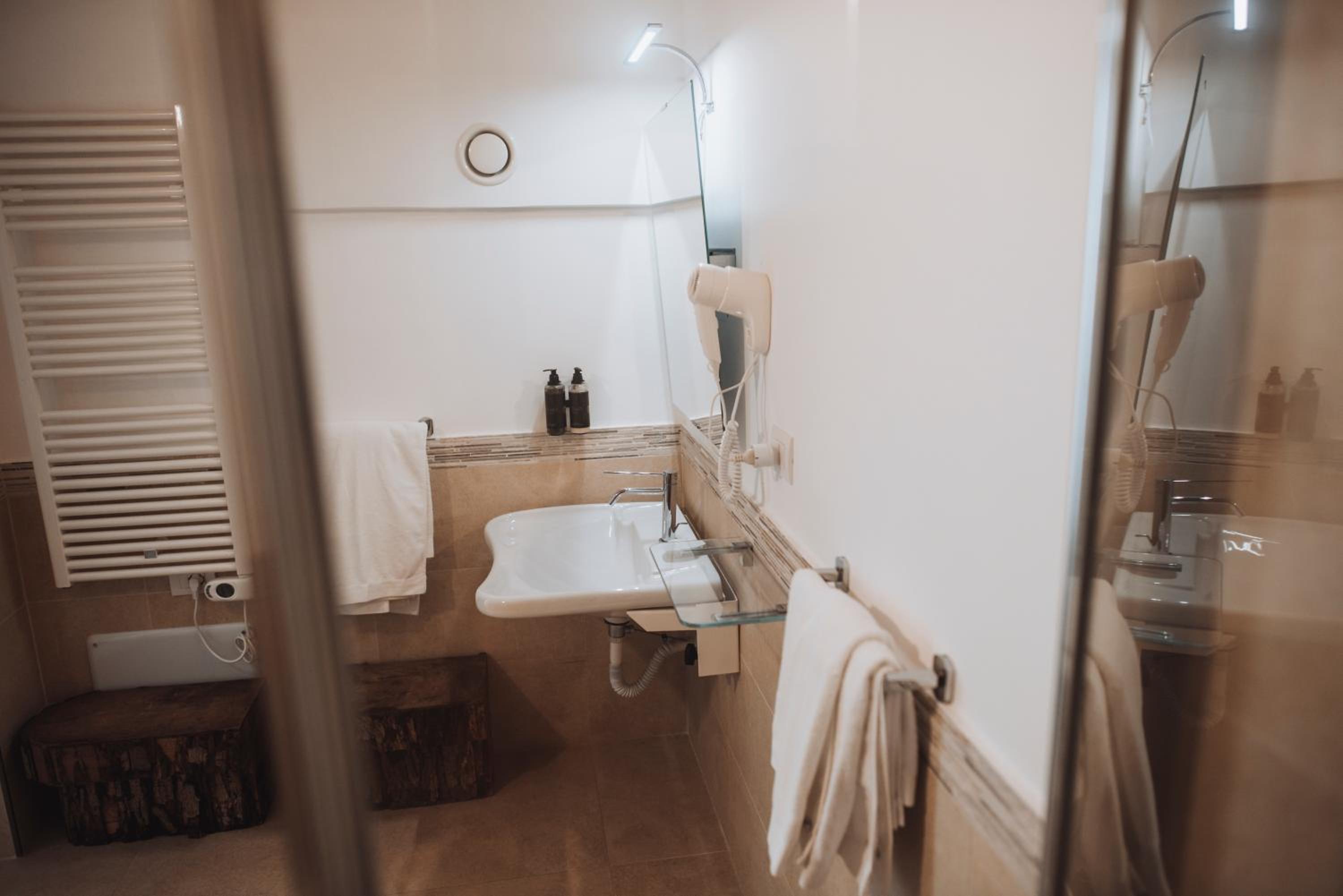 Family Room - Disability Access - Photo 10