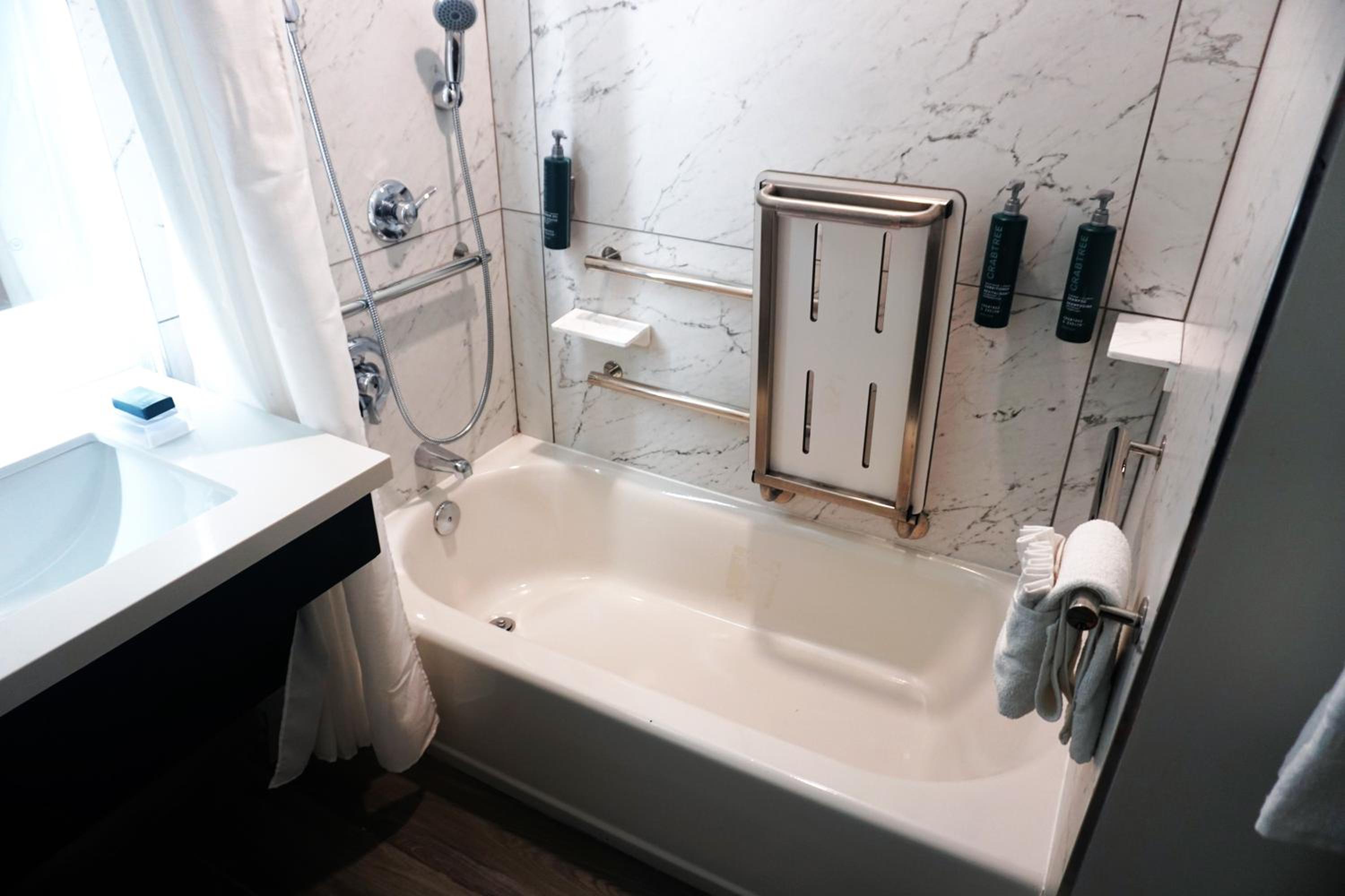 Queen Room with Two Queen Beds and Bath Tub - Mobility Accessible - Photo 4