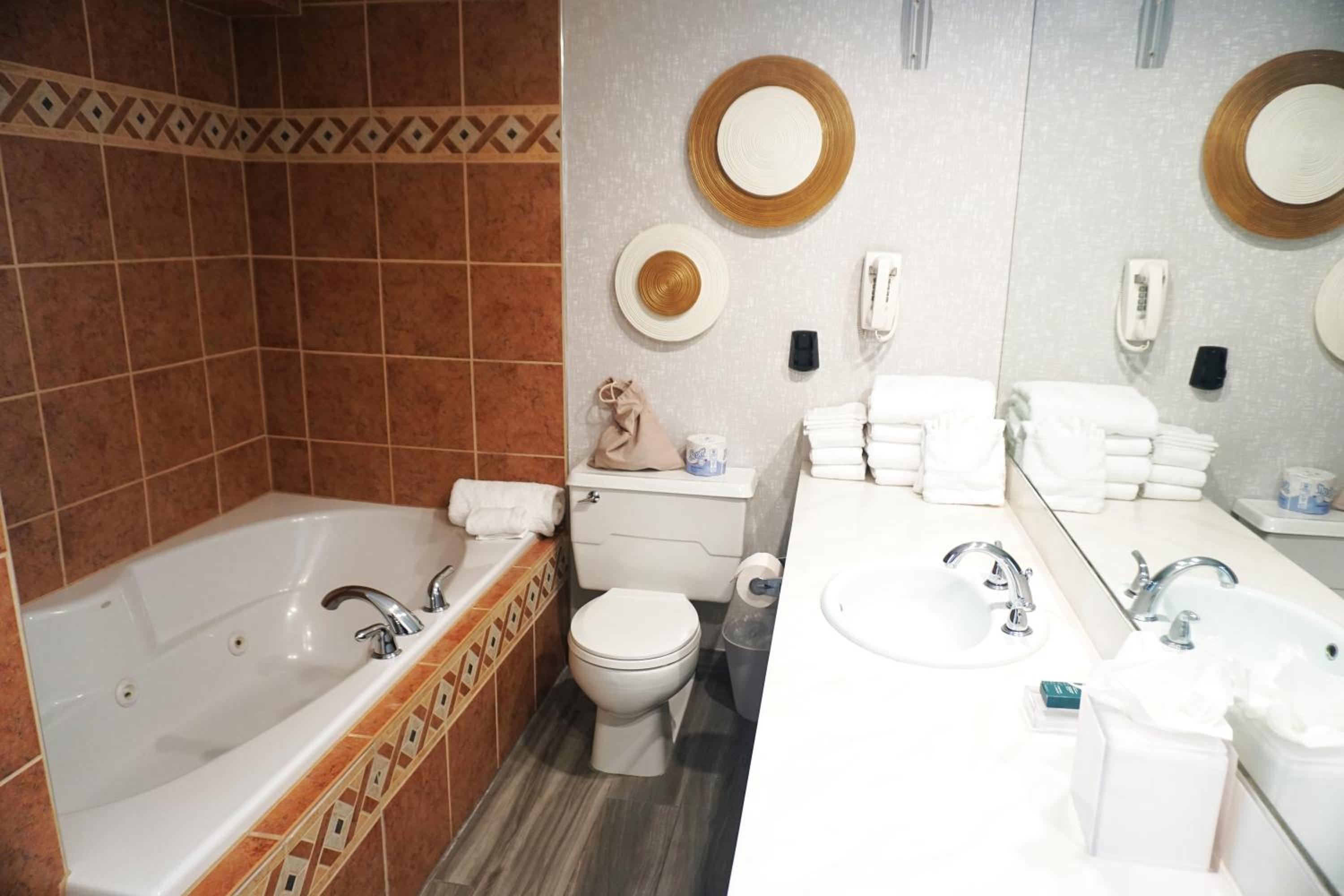 Junior Suite with Jetted Tub - Photo 4
