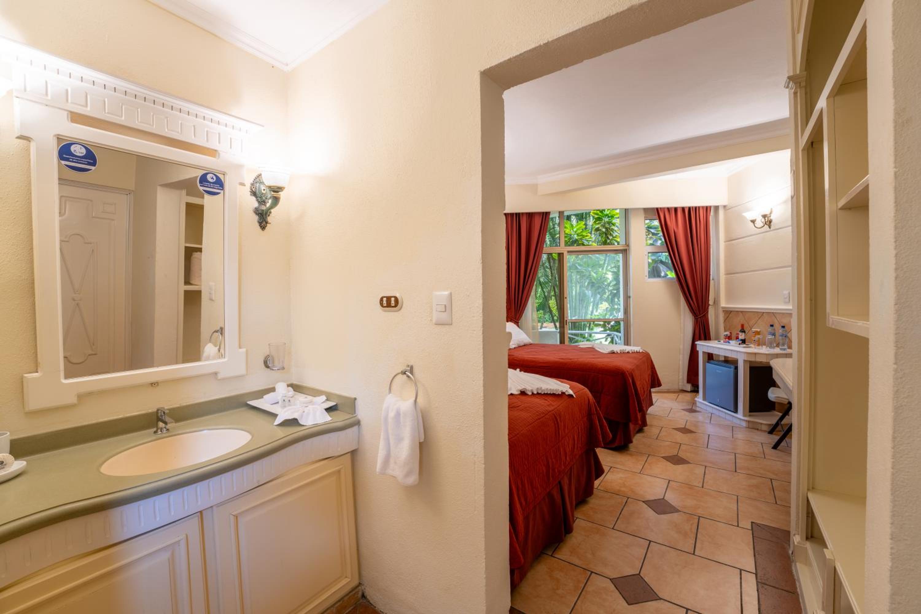Deluxe Double or Twin Room with Balcony photo 2