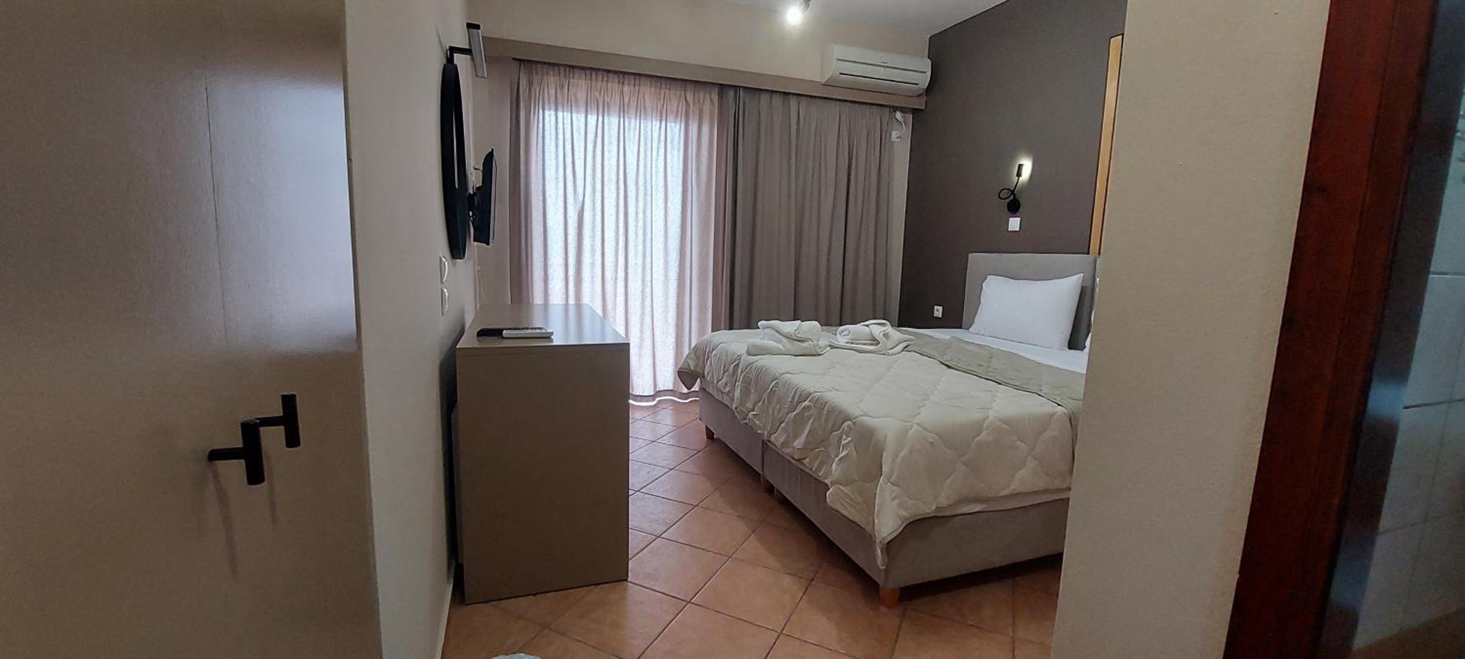 Deluxe Double Room with Side Sea View photo 1