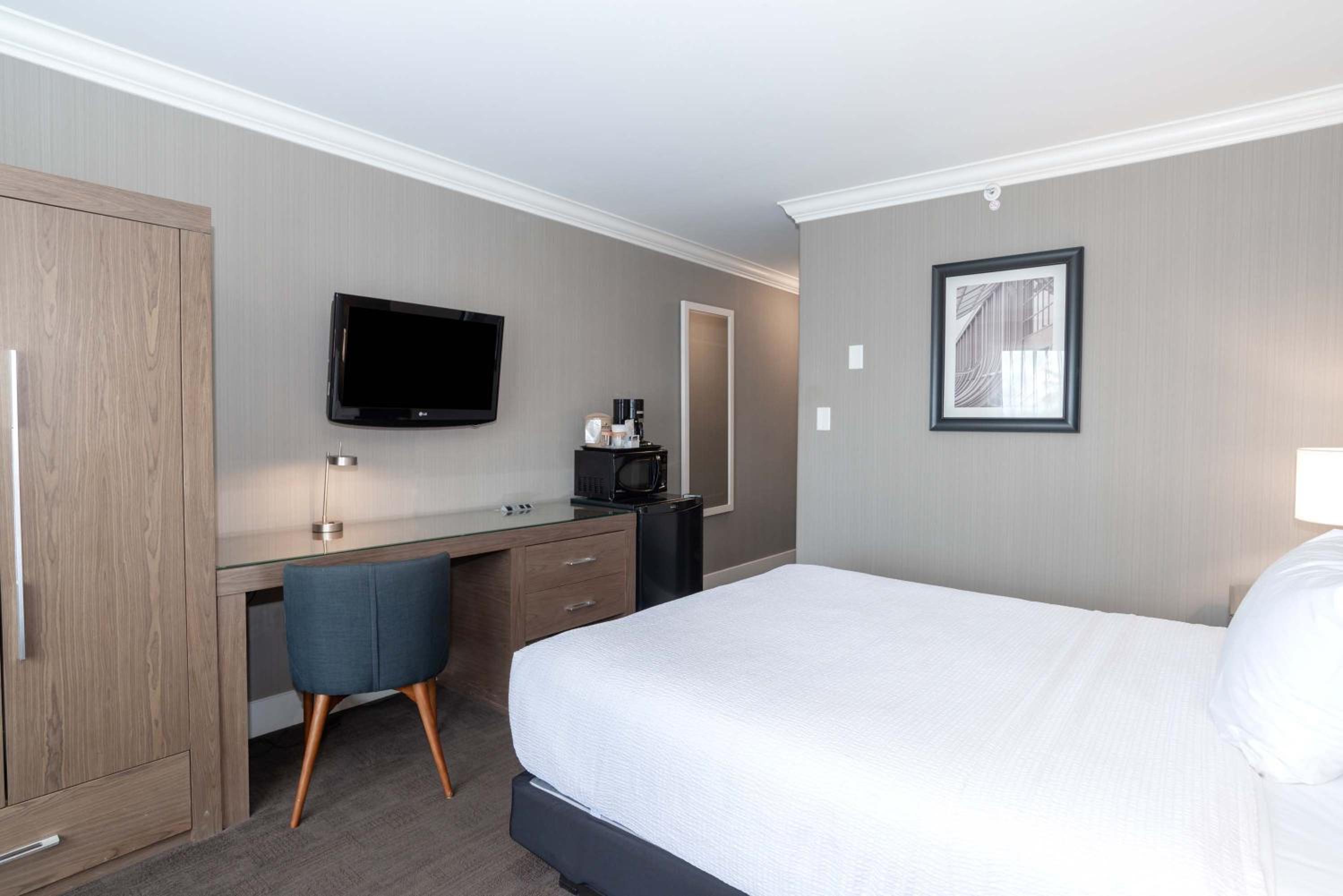 Standard Room, 1 Queen Bed - Photo 2