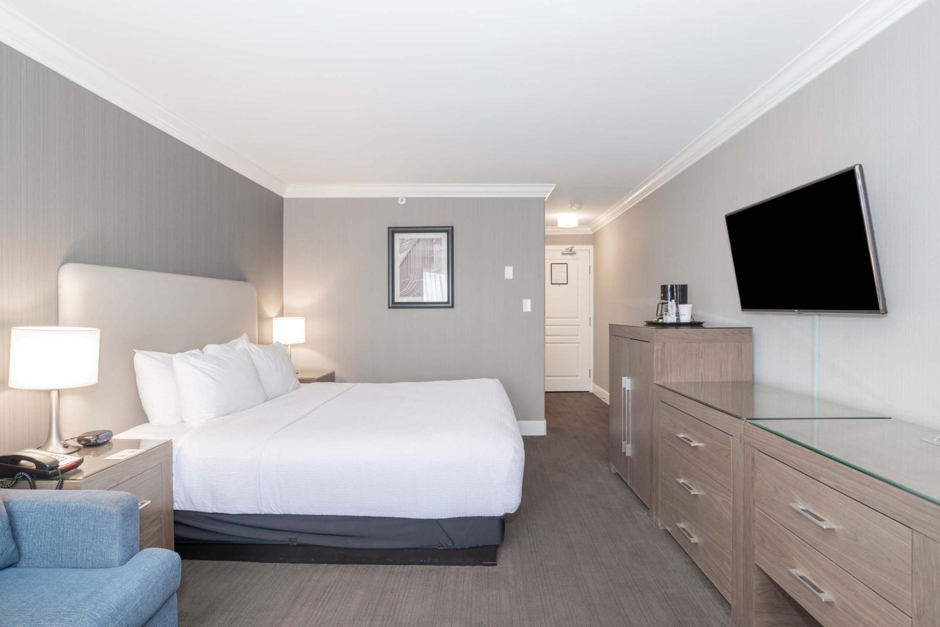 Standard Room, 1 King Bed - Photo 3