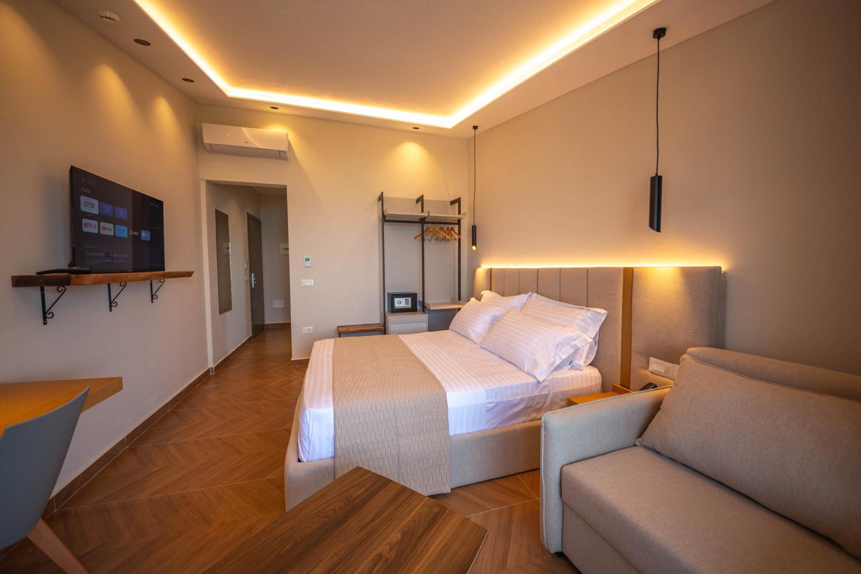 Deluxe Double Room with Balcony and Sea View