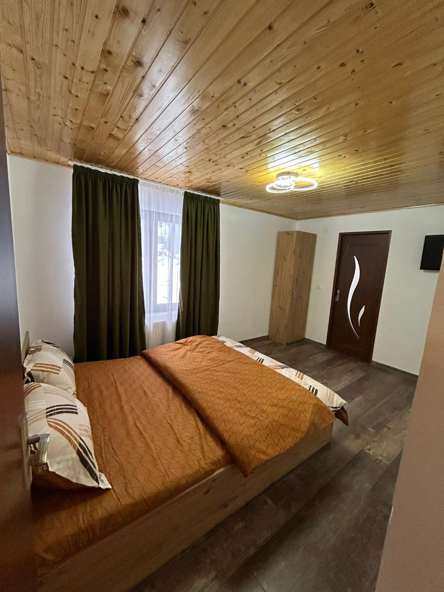 Five-Bedroom House photo 1