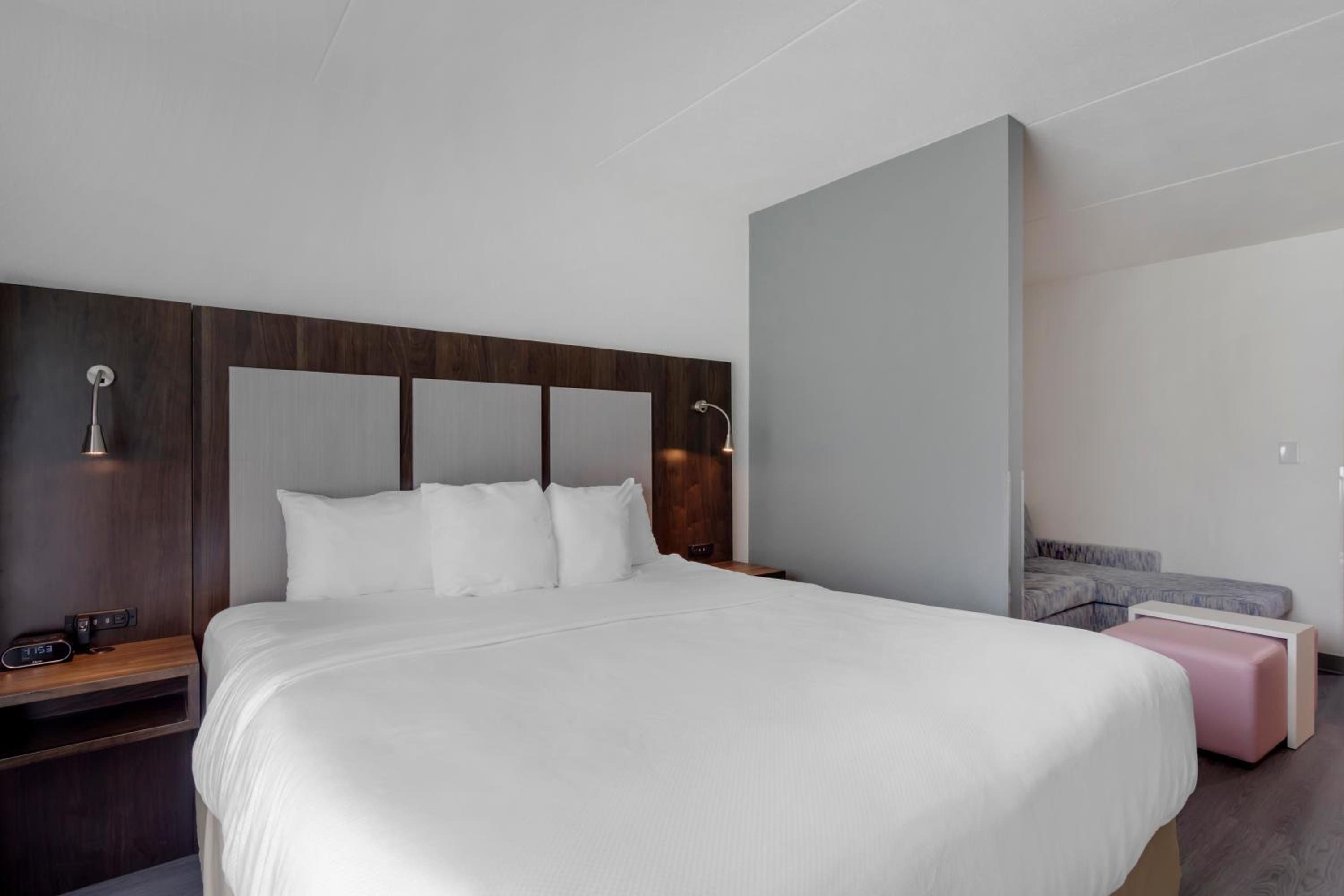 King Suite - Non-Smoking - Photo 5