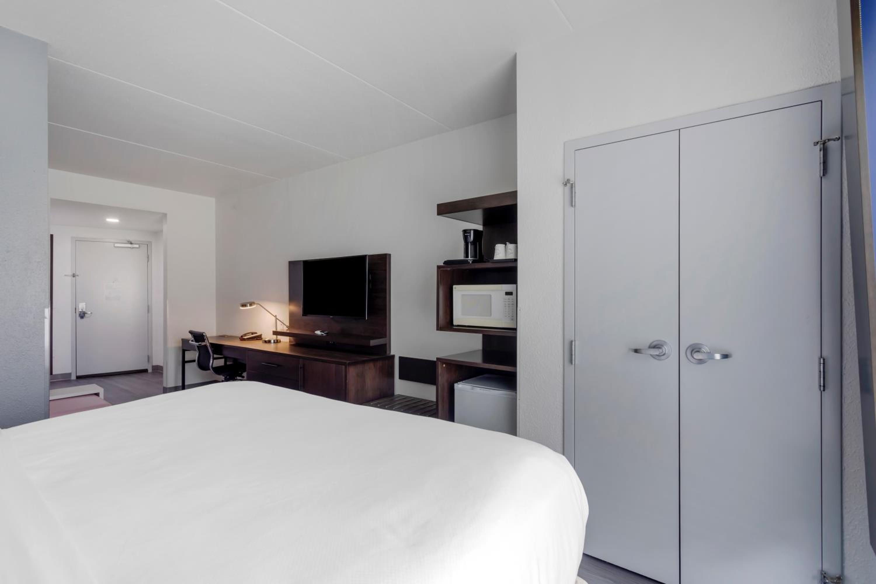 King Suite - Non-Smoking - Photo 3