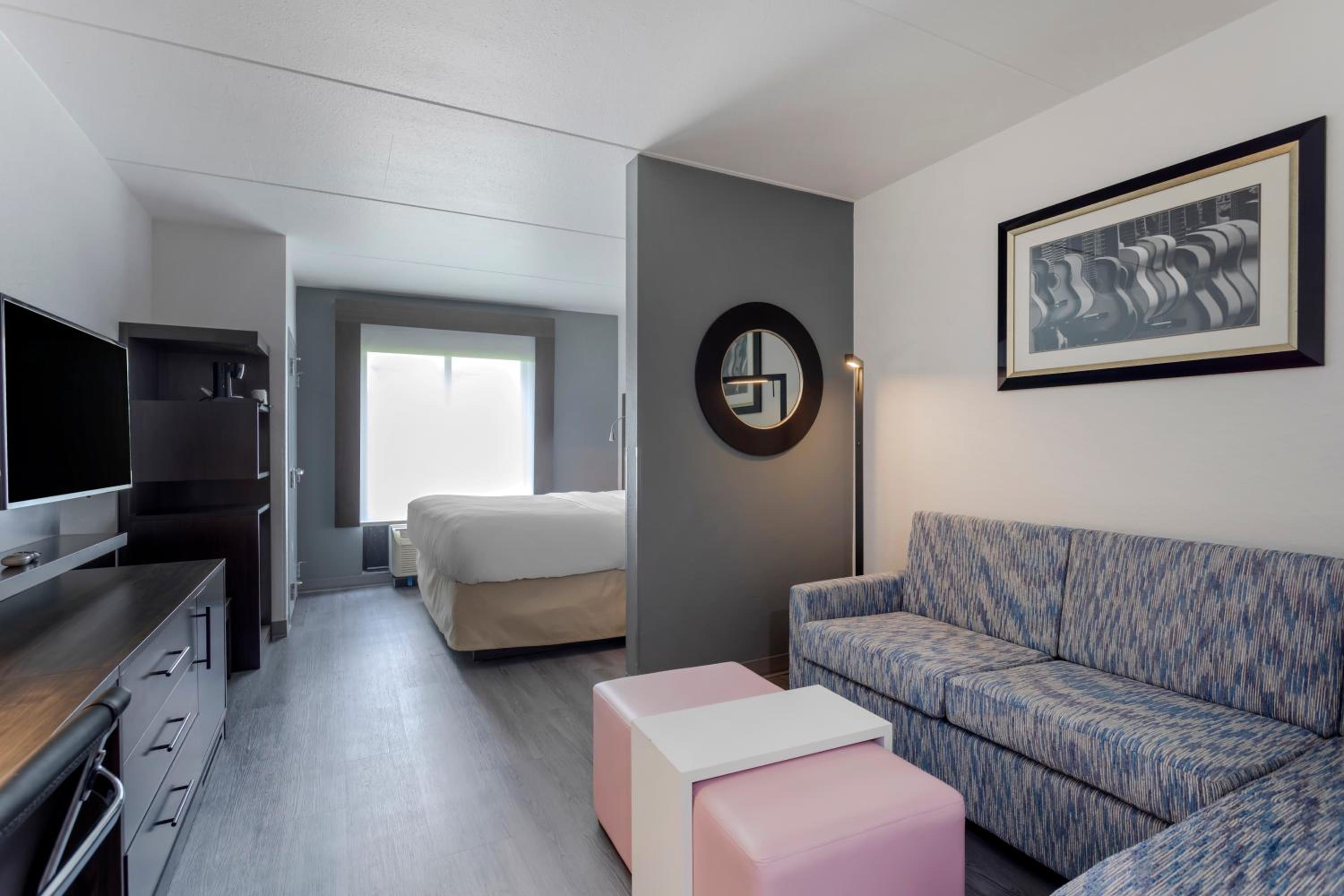 King Suite - Non-Smoking - Photo 2