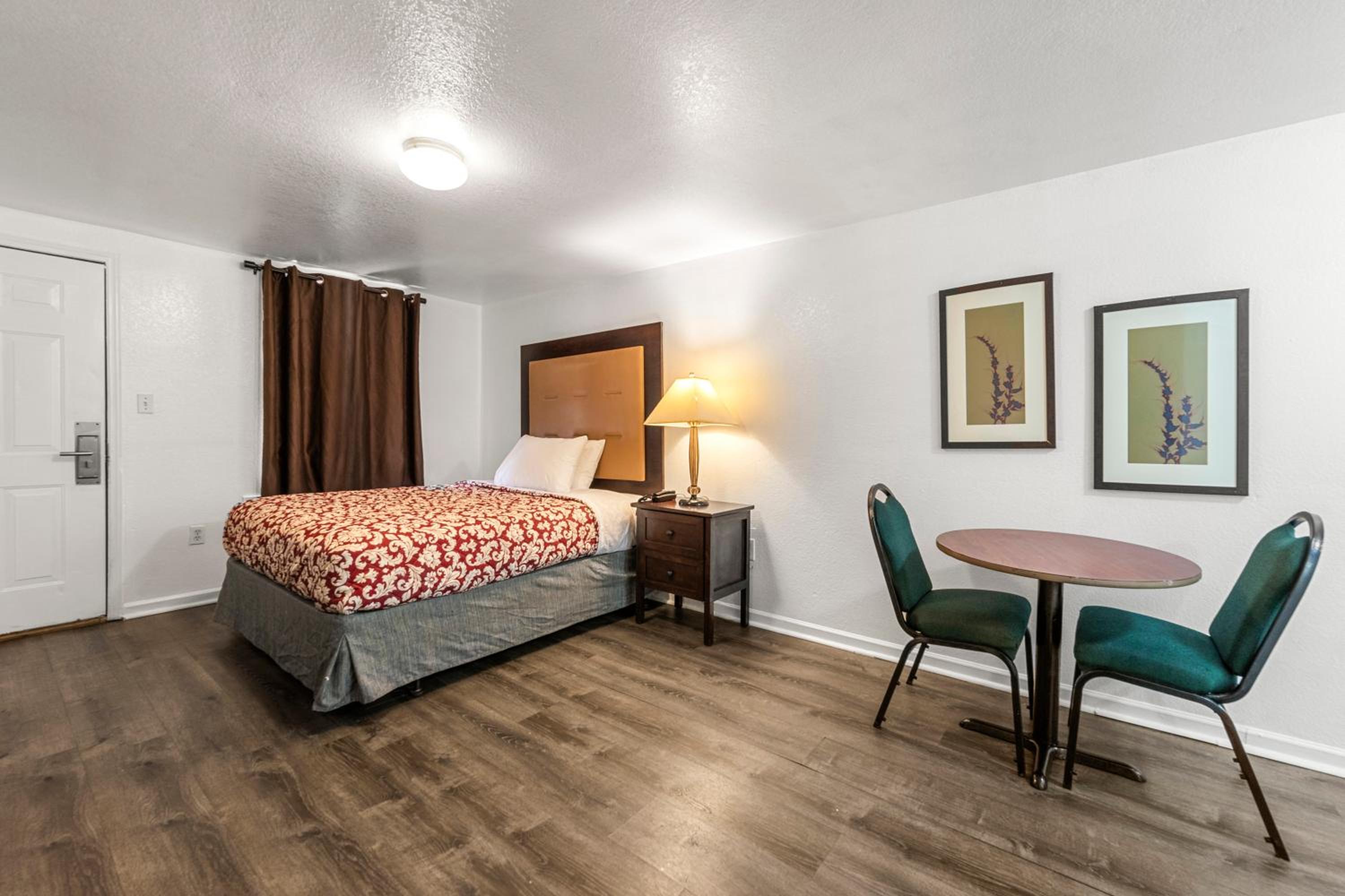 Single Room with Bathroom photo 1
