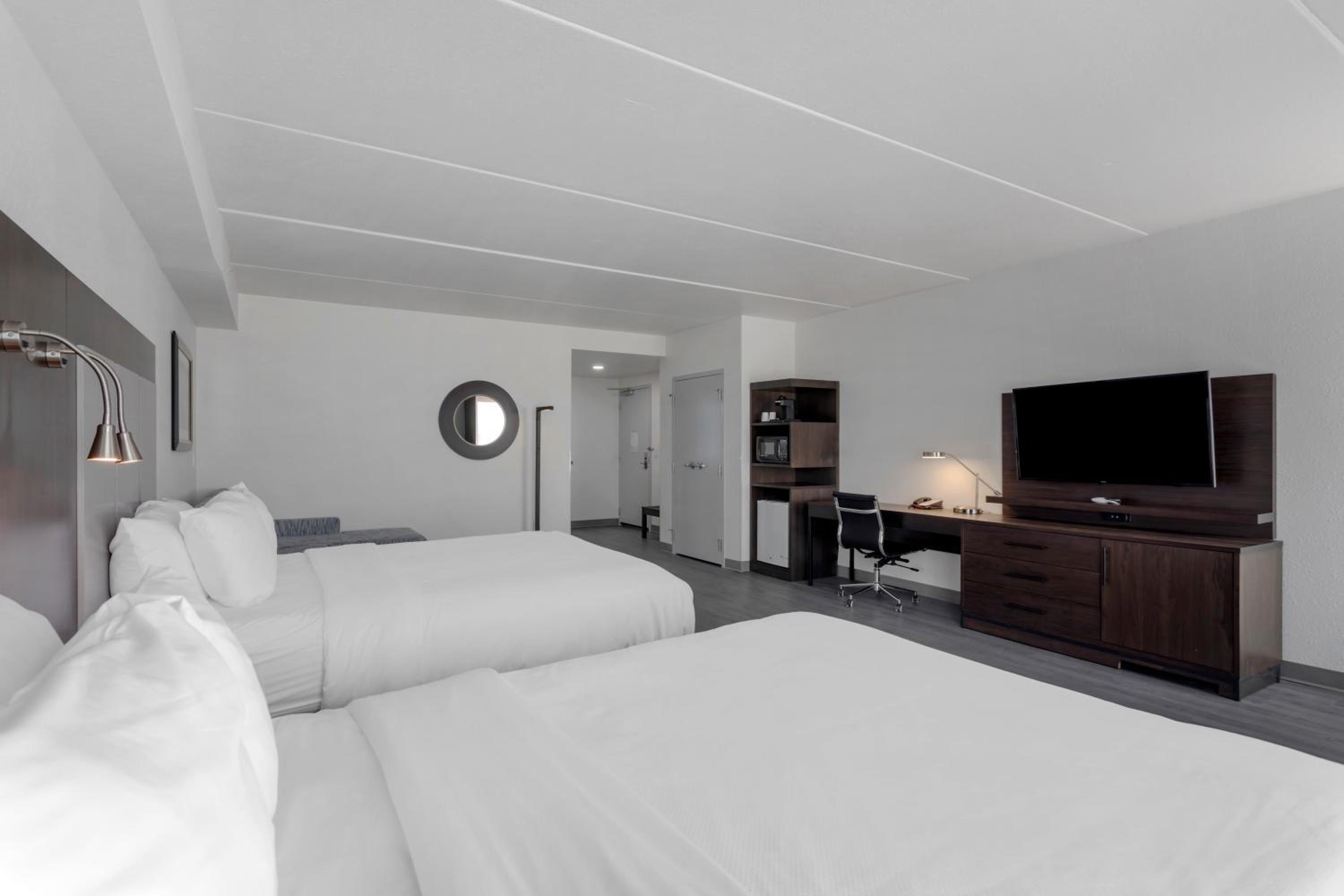 Queen Suite with Two Queen Beds - Non-Smoking - Photo 5