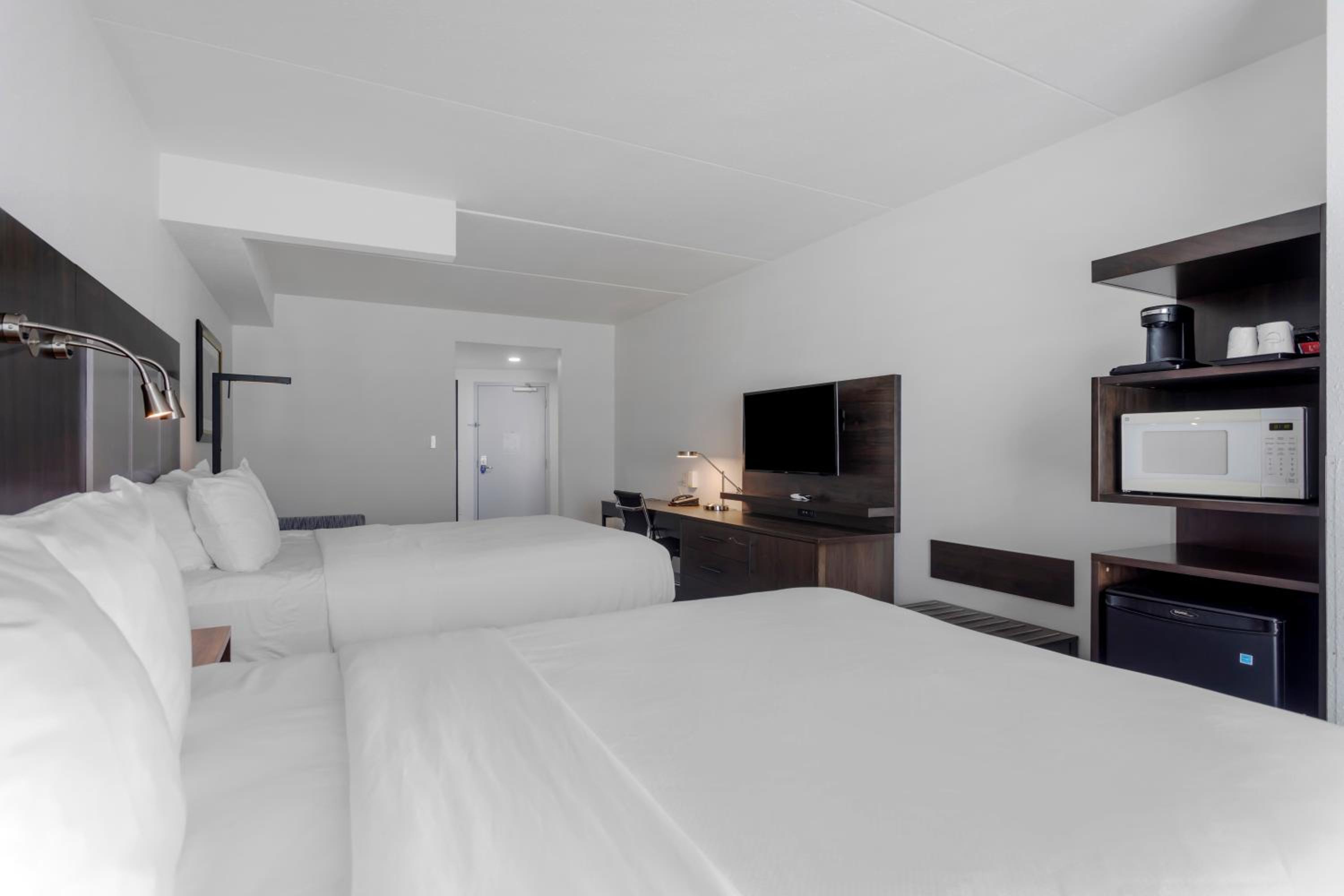 Queen Suite with Two Queen Beds - Non-Smoking - Photo 4