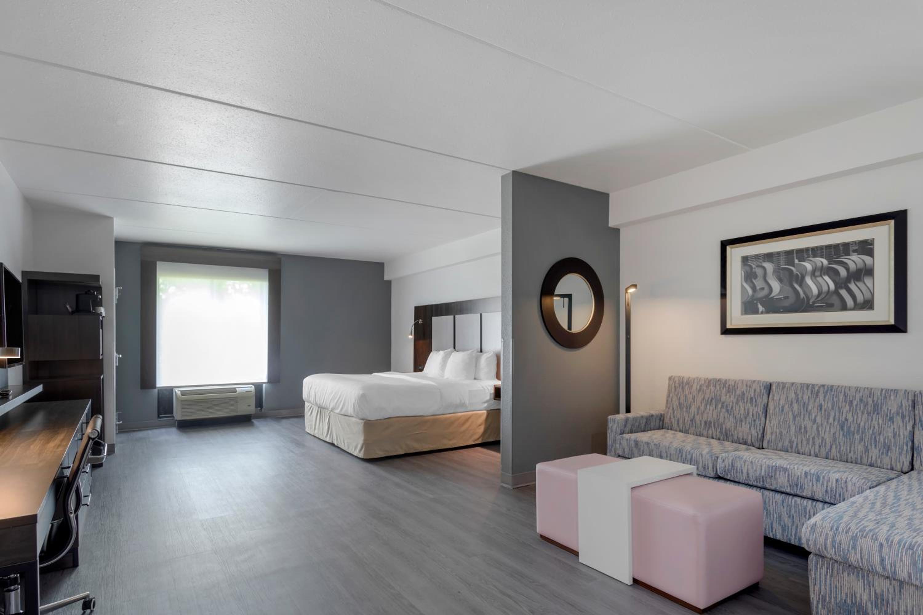 King Suite with Roll-In Shower - Accessible/Non-Smoking - Photo 1