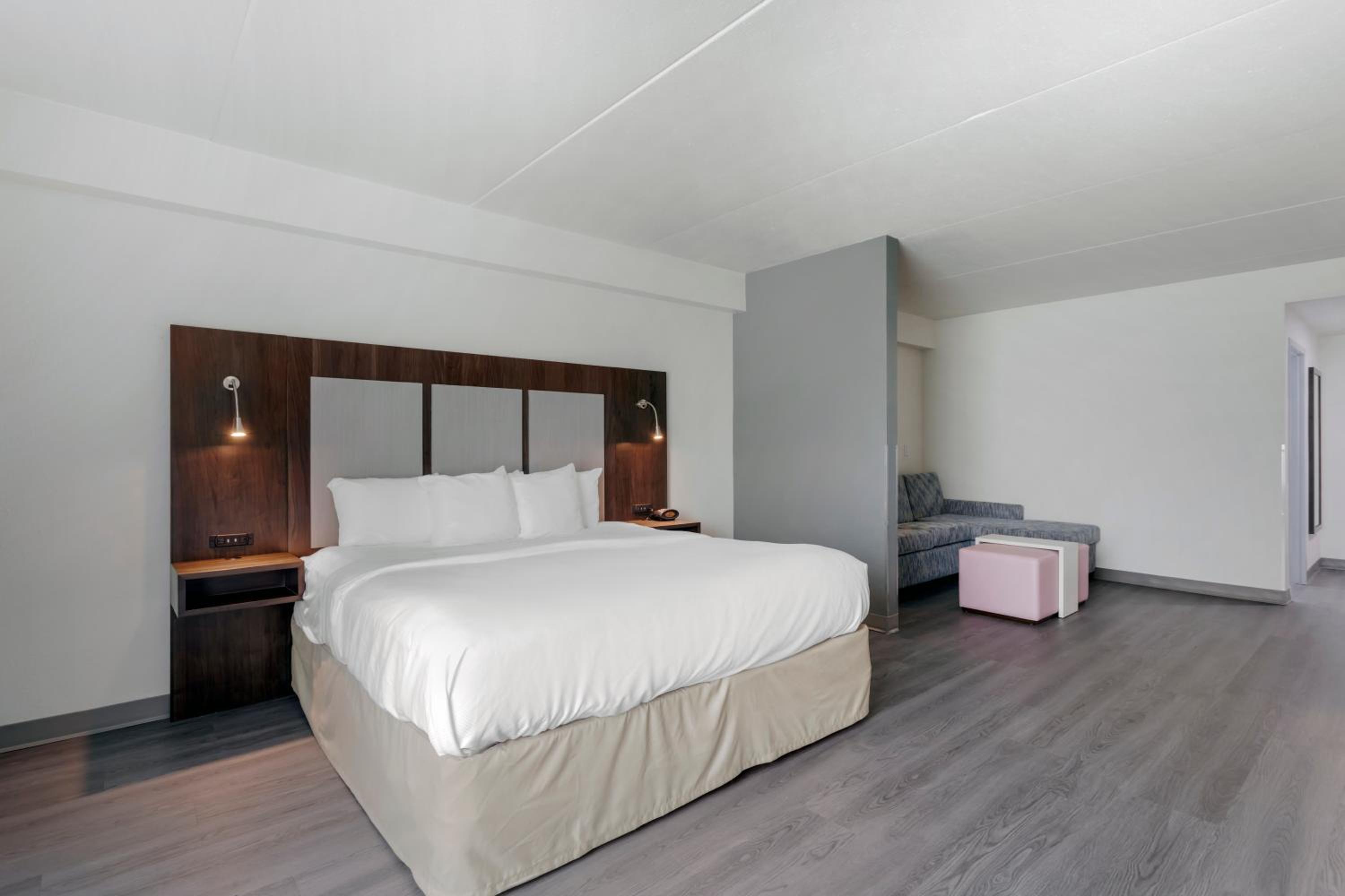 King Suite with Roll-In Shower - Accessible/Non-Smoking - Photo 2