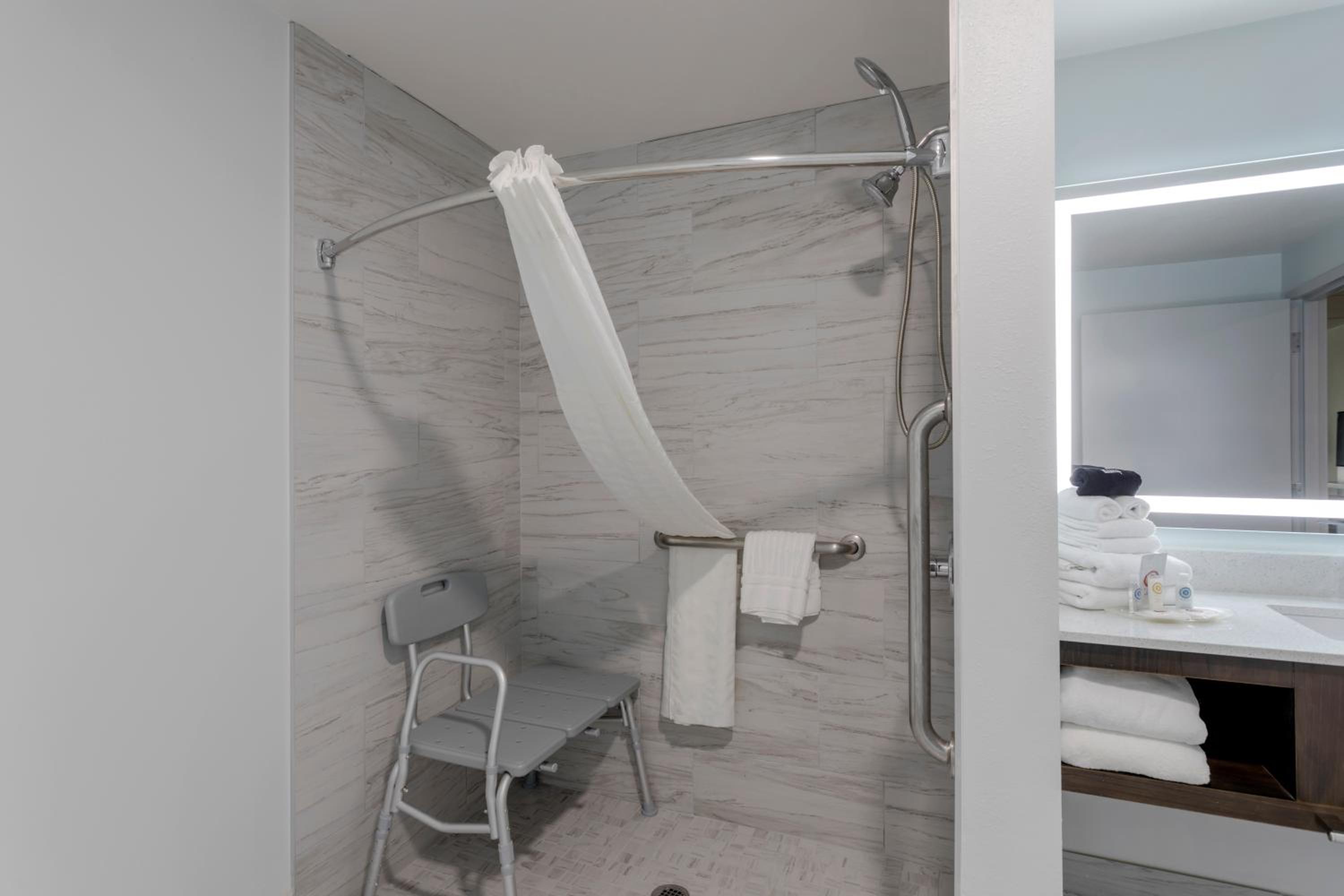 Suite with Two Queen Beds - Accessible/Non Smoking - Photo 4