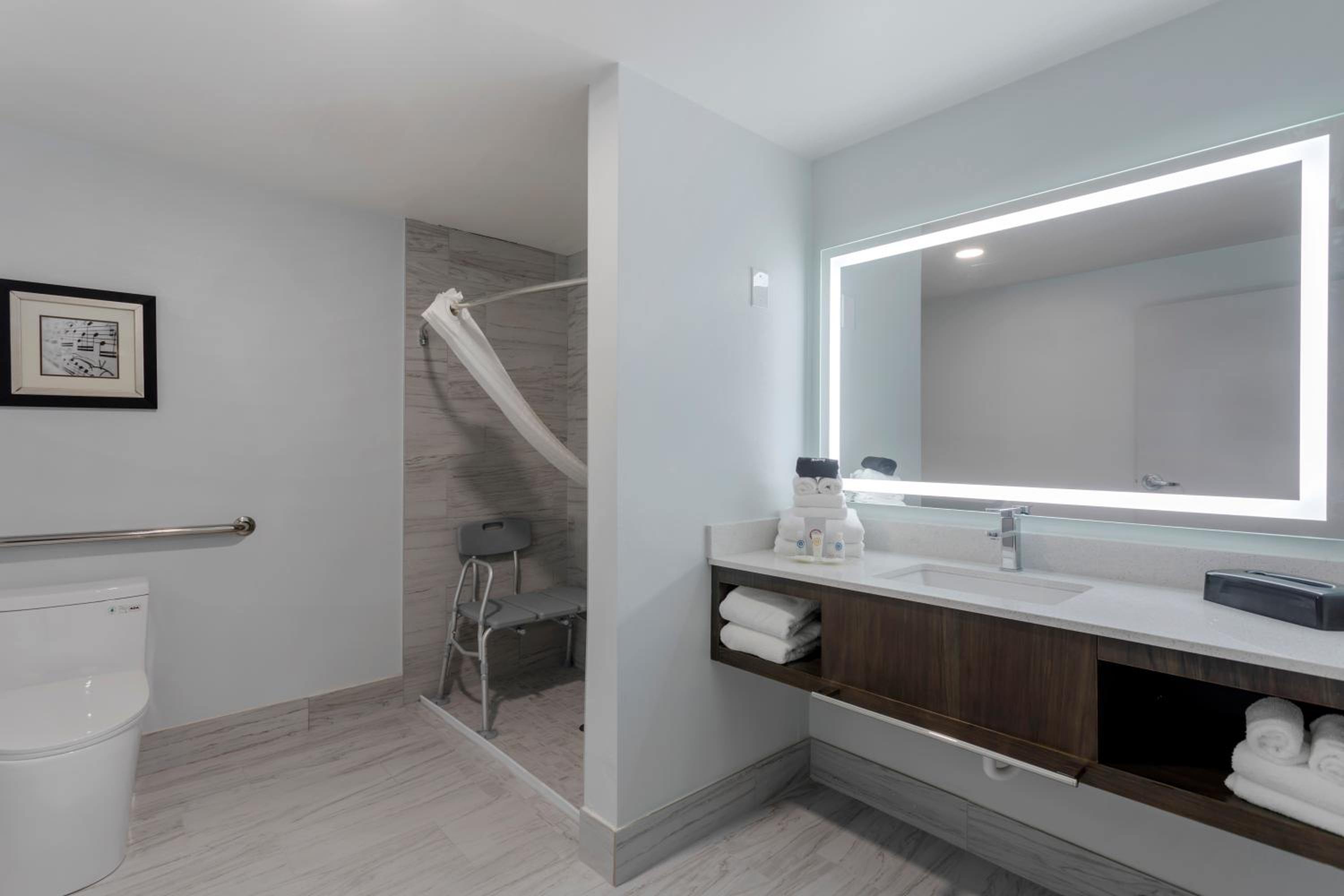 Suite with Two Queen Beds - Accessible/Non Smoking - Photo 3