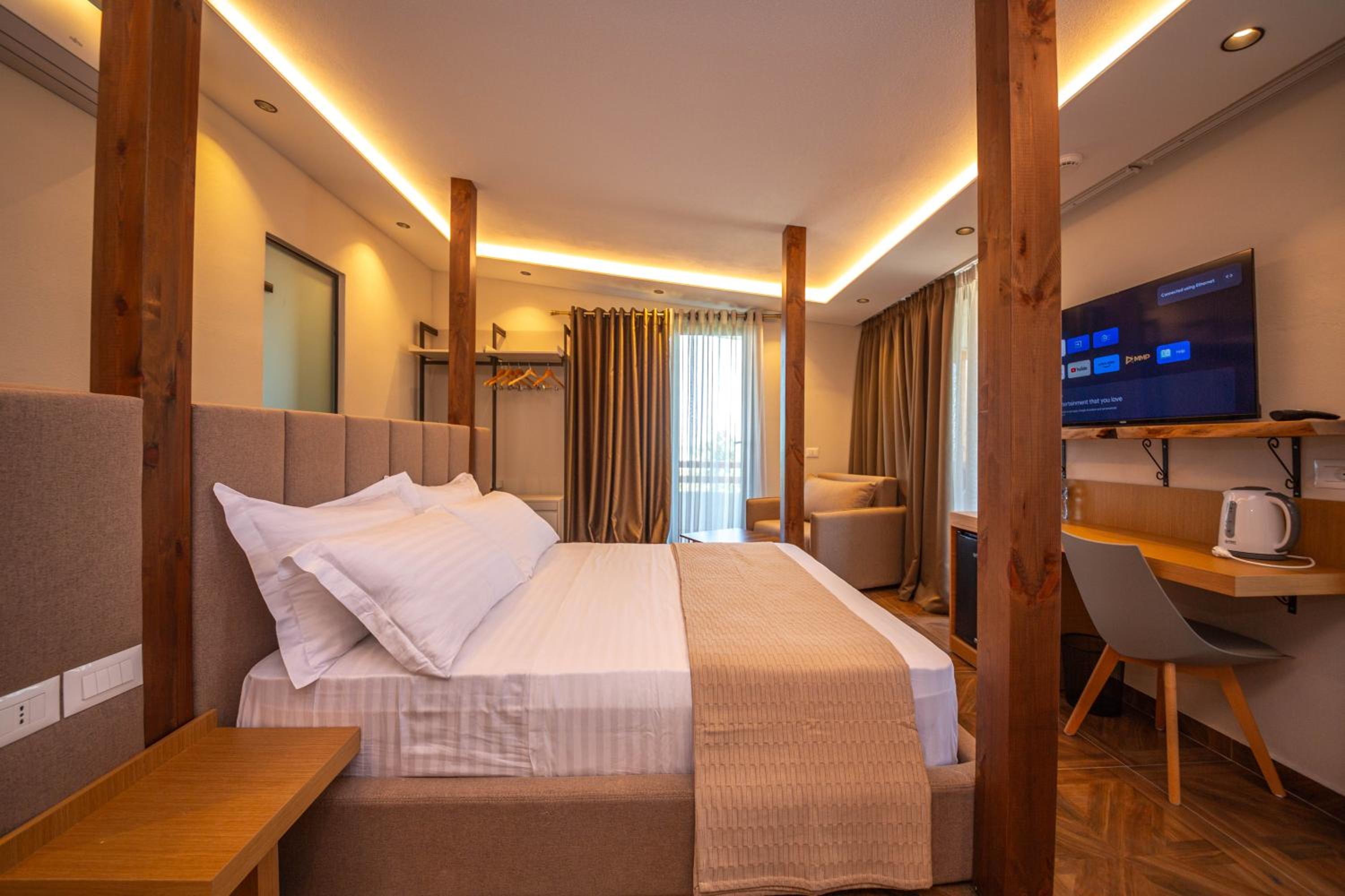 Deluxe Suite with Balcony and Sea View
