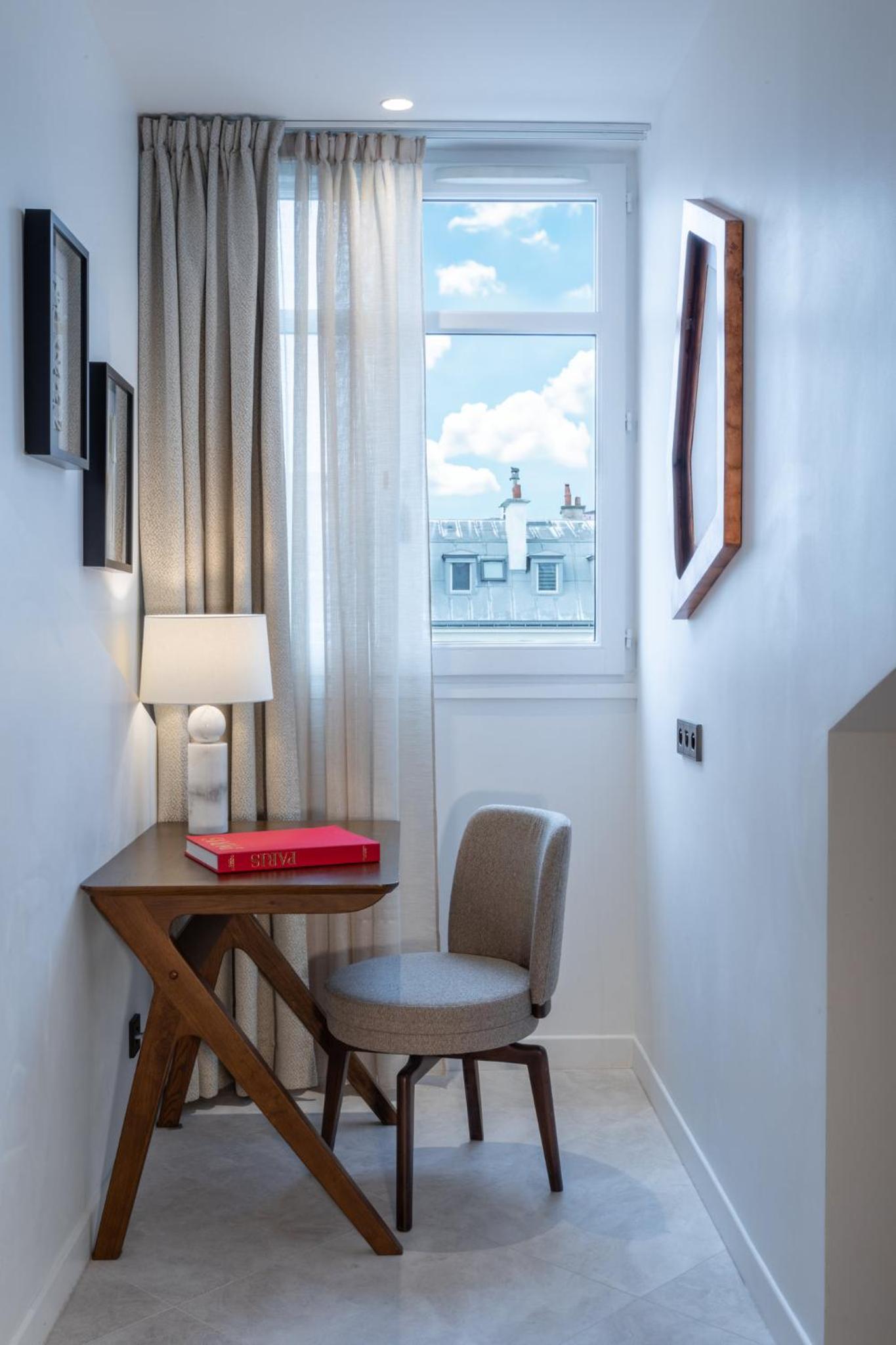 Junior King Suite with Eiffel Tower View